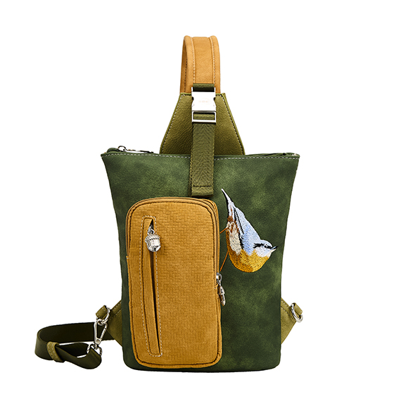 Deze BAG Nutty cross-body tas in donkergroen-oker (nut03) is gemaakt van hoogwaardig materiaal en heeft een uniek design met een speels kleurencombinatie. De tas heeft een verstelbare schouderband en is voorzien van meerdere vakken om al je essentials georganiseerd te houden. Draag deze tas over je schouder of cross-body voor een trendy en praktische look. Maak je outfit compleet met deze veelzijdige tas!