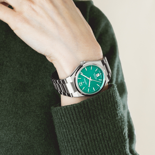 Ontdek uitmuntendheid en precisie in elk detail met het Festina Rivé Swiss Made horloge. Dit onderscheidende model belichaamt de essentie van de Zwitserse horlogetraditie door zijn uiterst nauwkeurige bewegingen. Uitgerust met automatische kalibers die zijn ontworpen en vervaardigd in Zwitserland, garandeert dit horloge niet alleen efficiëntie en betrouwbaarheid, maar ook ongeëvenaarde exclusiviteit.

Het saffierglas, bekend om zijn uitzonderlijke hardheid, zorgt ervoor dat het horloge zijn ongerepte uiterlijk in de loop van de tijd behoudt, terwijl de antireflectiebehandeling de zichtbaarheid onder alle lichtomstandigheden verbetert en ongeëvenaarde helderheid belooft.


