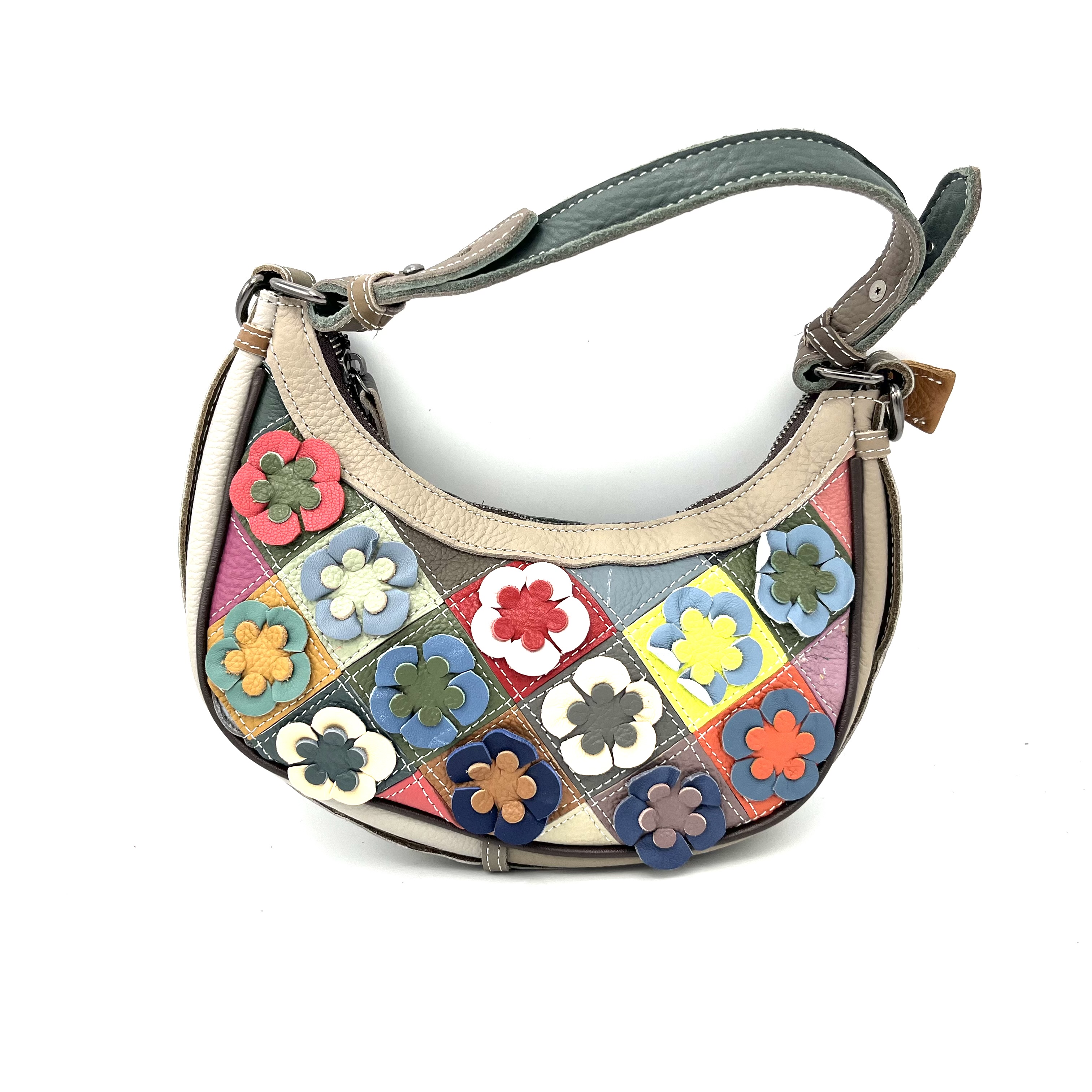 Deze schoudertas van ons eigen merk is voorzien van een kleurrijk bloemendesign, waardoor het een echte eyecatcher is. De tas heeft een verstelbare schouderband en een ruim hoofdvak om al je essentials in op te bergen. De beste manier om deze tas te dragen is crossbody, zodat je hem comfortabel mee kunt nemen tijdens een dagje uit of tijdens het winkelen.

Deze schoudertas is perfect voor vrouwen die op zoek zijn naar een stijlvolle en praktische tas voor dagelijks gebruik.
Iedere tas is uniek en kleurrijk.

Afmetingen:
Hoogte 14cm x breed 27cm x diep 5cm
