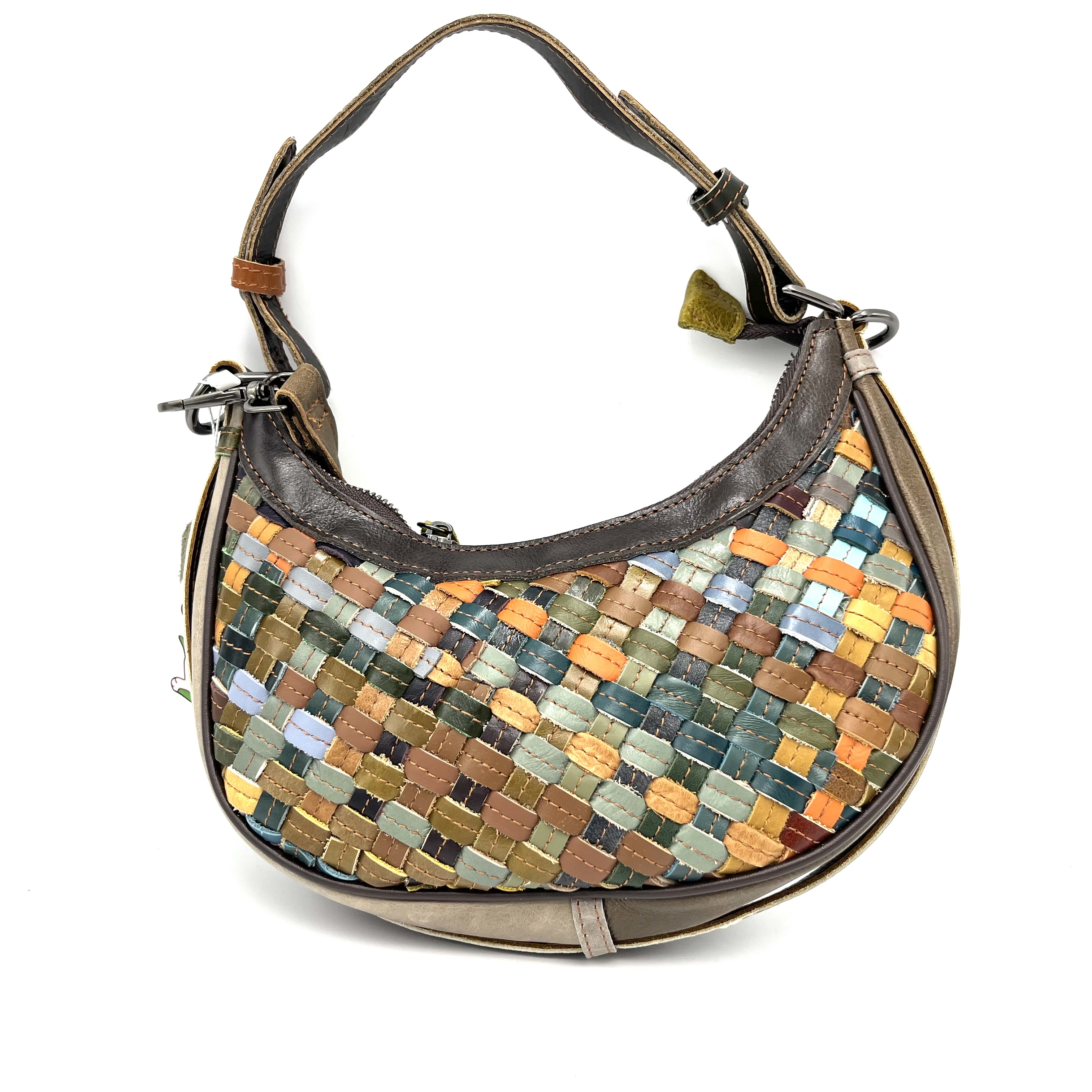 Iedere tas is uniek en kleurrijk.

Afmetingen:
Hoogte 14cm x breed 27cm x diep 5cm