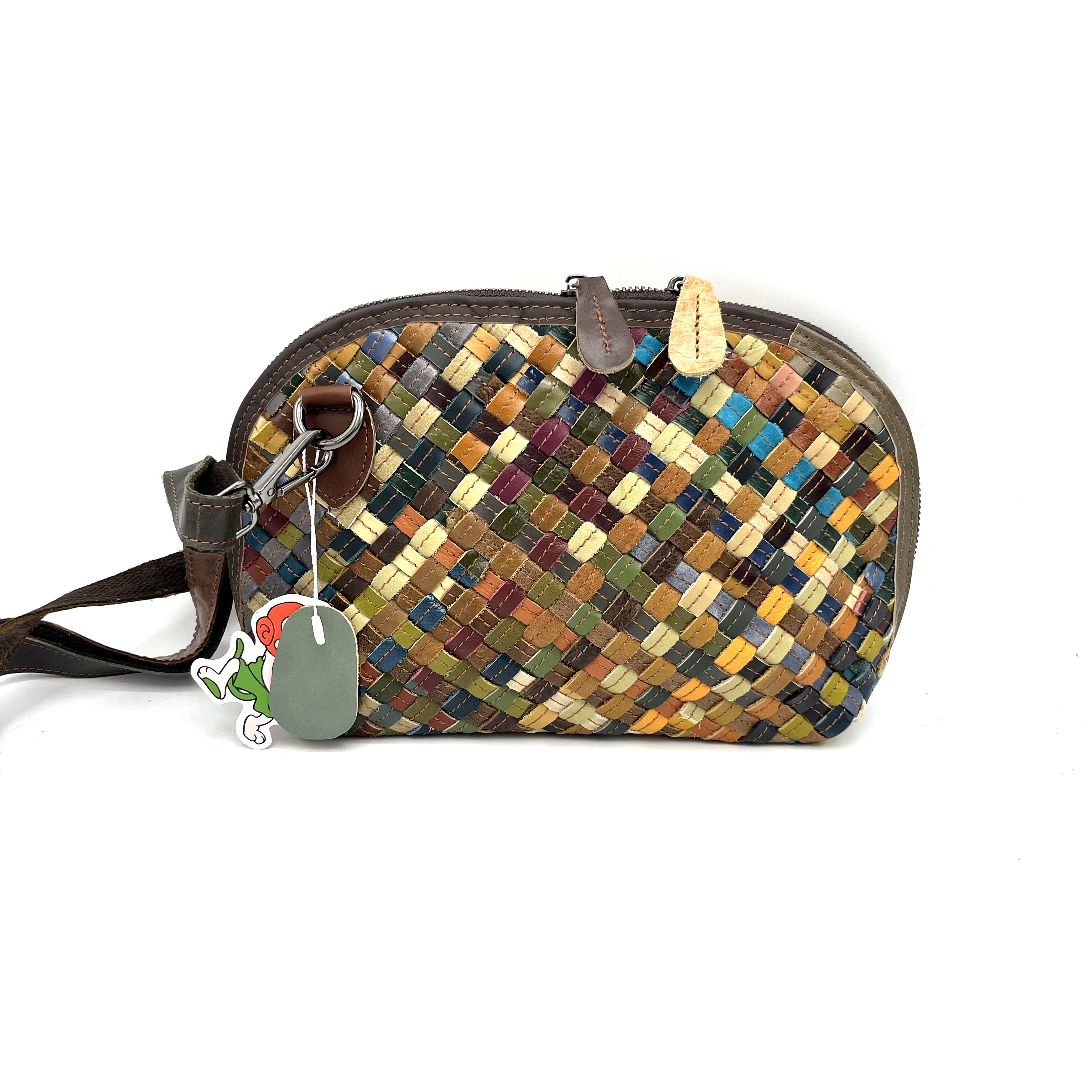 Deze crossbody tas van ons eigen label is gemaakt van multicolor materiaal (leer) en heeft een uniek en stijlvol ontwerp. De tas heeft een verstelbare schouderriem en is voorzien van een stevige ritssluiting. Het is ideaal om al je essenti&euml;le spullen veilig op te bergen tijdens een dagje uit of een avondje uit. Draag deze tas diagonaal over je lichaam voor een trendy en comfortabele look.
Afmetingen:
Hoogte 20cm x breed 25cm x diep 7cm