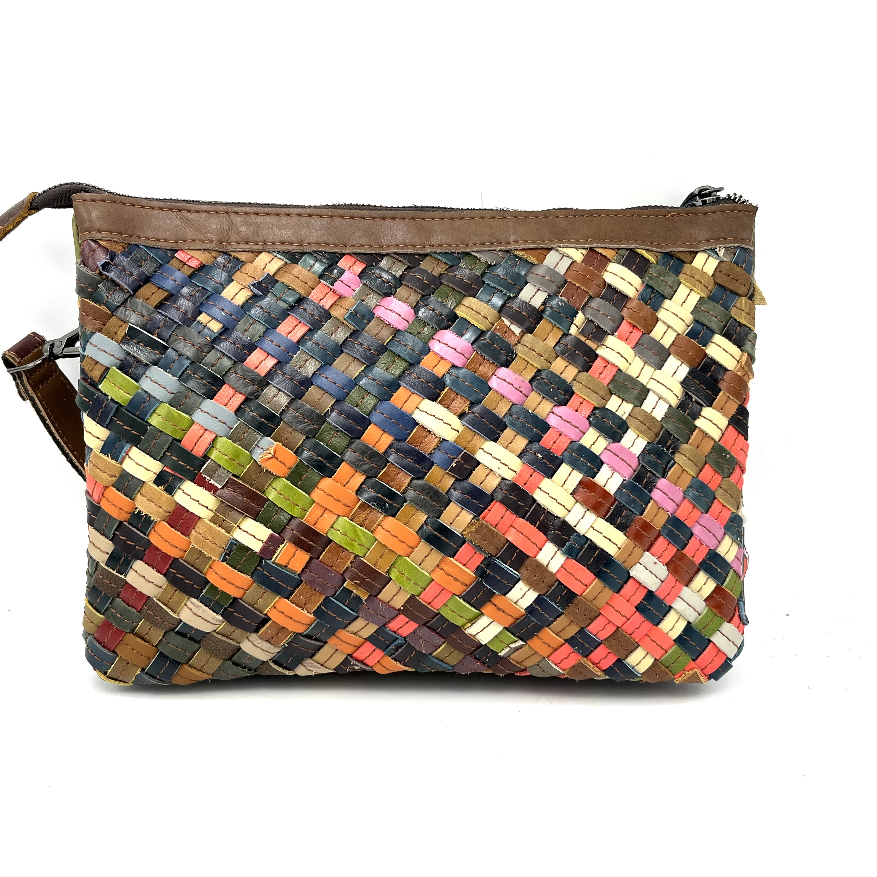 Deze 2 vaks crossbodytas Own Label is kleurig en gevlochten en draagt is het modelnummer 9938-1. De tas heeft een verstelbare schouderband, meerdere vakken en een handige ritssluiting. Draag de tas over je schouder of crossbody voor een trendy en praktische look. Een must-have voor elke fashionista!
 
Draag deze tas over je schouder of crossbody voor een trendy en praktische look. De verstelbare schouderband zorgt ervoor dat je de tas op de gewenste lengte kunt dragen. Met meerdere vakken en een handige ritssluiting is deze tas perfect voor dagelijks gebruik. Een must-have voor elke fashionista!

Afmetingen:
Hoogte 21cm x breed 29cm x diep 6cm