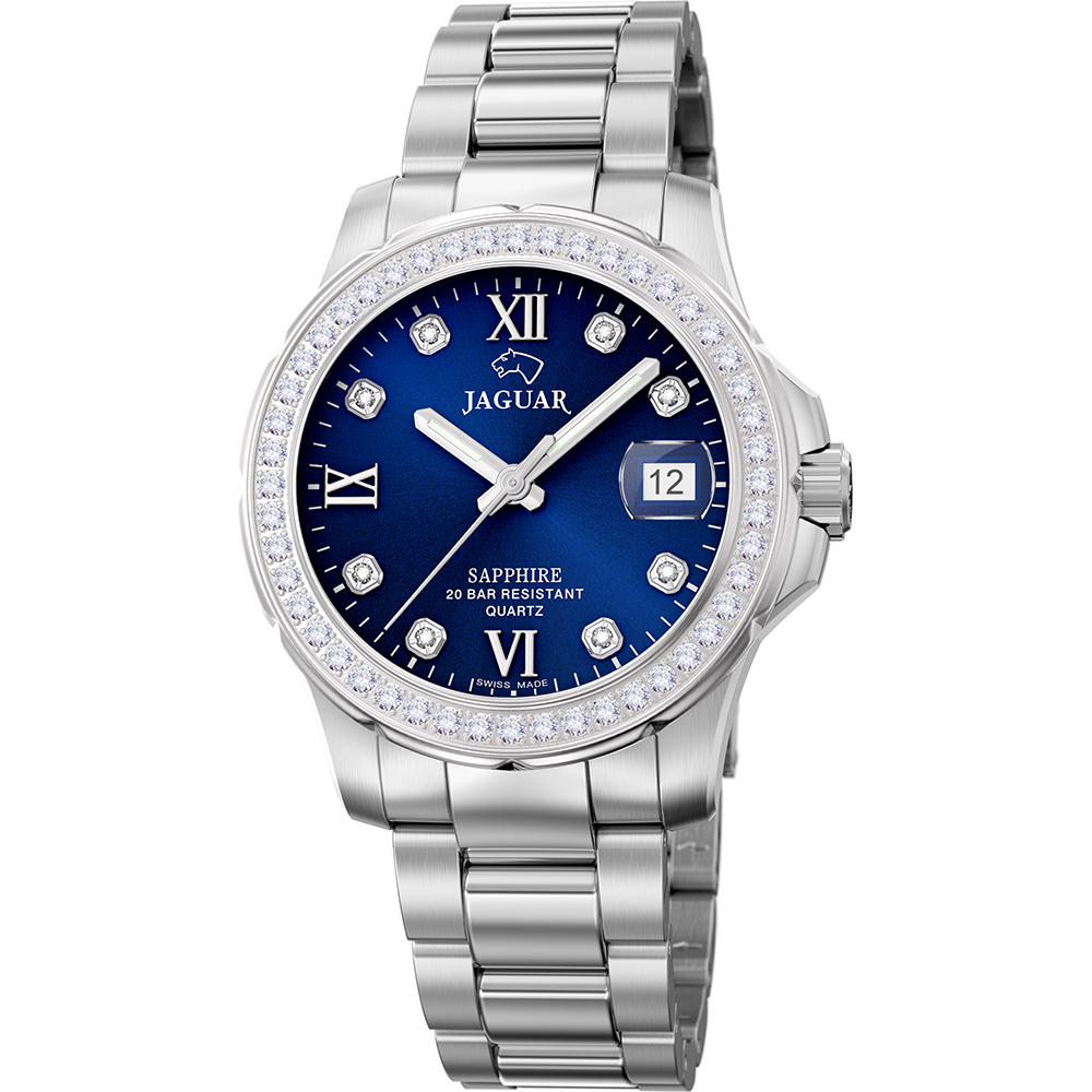 AGUAR Dames zwitsers horloge, uit de EXECUTIVE DAME collectie.

Het model J892/3, in de kleur Blauw, met blauwe wijzerplaat en zirconia wijzers, biedt een perfecte leesbaarheid dankzij het saffierglas.
De keuze voor een saffierkristal garandeert een uitzonderlijke zichtbaarheid van het horloge en geeft het een enorme krasbestendigheid. Vanwege de eigenschappen is het saffierkristal uitzonderlijk hard. Alleen diamant biedt een grotere hardheid dan dit materiaal en is het materiaal bij uitstek voor onderdelen die de tand des tijds doorstaan ​​terwijl ze hun schoonheid en goede uitstraling behouden. Bovendien bevat het kristal van dit horloge een antireflectiebehandeling, die grotendeels het ontstaan van ongemakkelijke reflecties voorkomt die de juiste aflezing van de wijzerplaat onder bepaalde lichtomstandigheden bemoeilijken.
