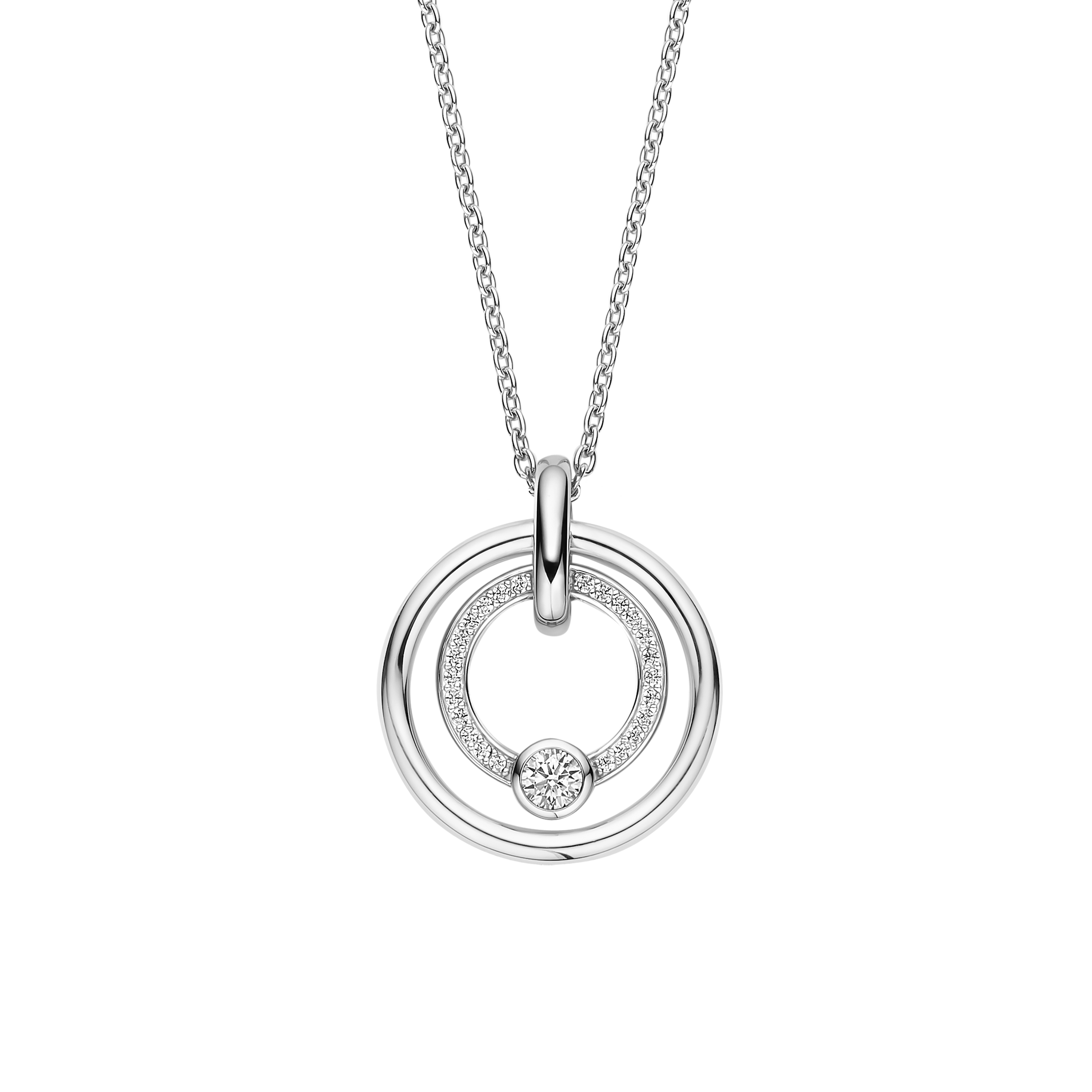 Omarm tijdloze verfijning met deze TI SENTO zilveren ketting 34056ZI/42, die een betoverend ontwerp presenteert dat hemelse elegantie belichaamt. Gemaakt van 925 sterling zilver en verguld met waardevol platina voor blijvende schittering en bescherming tegen krassen. De ketting heeft een fascinerende dubbele cirkelhanger. De binnenste cirkel schittert met een verblindende pave van cubic zirconia, met een centrale ronde witte zirconia steen die prachtig het licht vangt. Deze verfijnde ketting belichaamt het symbool van oneindigheid, dat eindeloze energie en eenheid vertegenwoordigt. Het voegt een vleugje joie de vivre toe aan je look, en biedt een moment van ontsnapping aan het dagelijks leven. De cirkelvorm spreekt de grenzeloosheid van het leven aan, een concept dat prachtig wordt verkend in de TI SENTO-collectie. Druk je charme uit met deze etherische ketting en laat hem van je hals hangen om een vleugje moderne glamour aan elke outfit toe te voegen. Met zorg vervaardigd voor gevoelige huid, garandeert deze nikkelvrije en hypoallergene ketting blijvend comfort en kwaliteit.