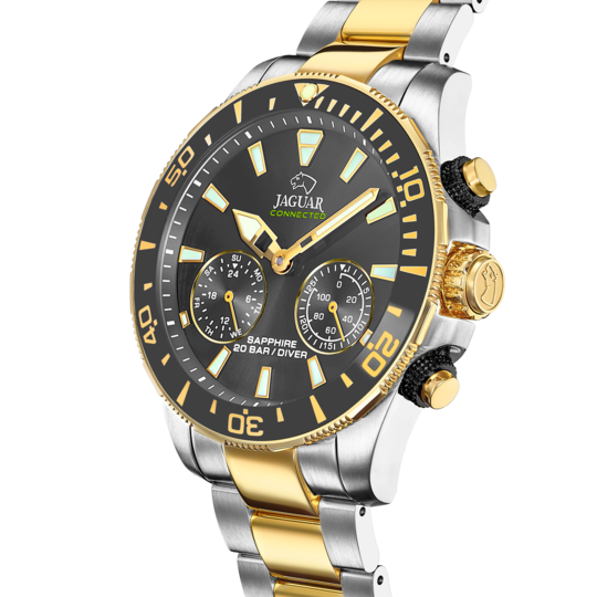 Heren Zwitsers JAGUAR horloge, uit de CONNECTED MEN collectie.

Het model J889/4, in de kleur grijs, met een grijze wijzerplaat en gouden indexen, biedt perfecte leesbaarheid dankzij het saffierglas.
De keuze voor een saffierglas zorgt voor een uitzonderlijke zichtbaarheid van het horloge en geeft het een enorme krasbestendigheid. Vanwege zijn eigenschappen is saffierglas uitzonderlijk hard. Alleen diamant biedt een grotere hardheid dan dit materiaal en is het materiaal bij uitstek voor stukken die de tand des tijds doorstaan ​​en tegelijkertijd hun schoonheid en goede aanwezigheid behouden. Bovendien omvat het kristal op dit horloge een antireflectiebehandeling, waardoor het optreden van onaangename reflecties die het correct aflezen van de wijzerplaat onder bepaalde lichtomstandigheden belemmeren, aanzienlijk wordt voorkomen.

De JAGUAR J889/4 is een hybride horloge. Dankzij de connected technologie van Jaguar is dit horloge in staat om slimme functies aan zijn eigenaar te bieden.