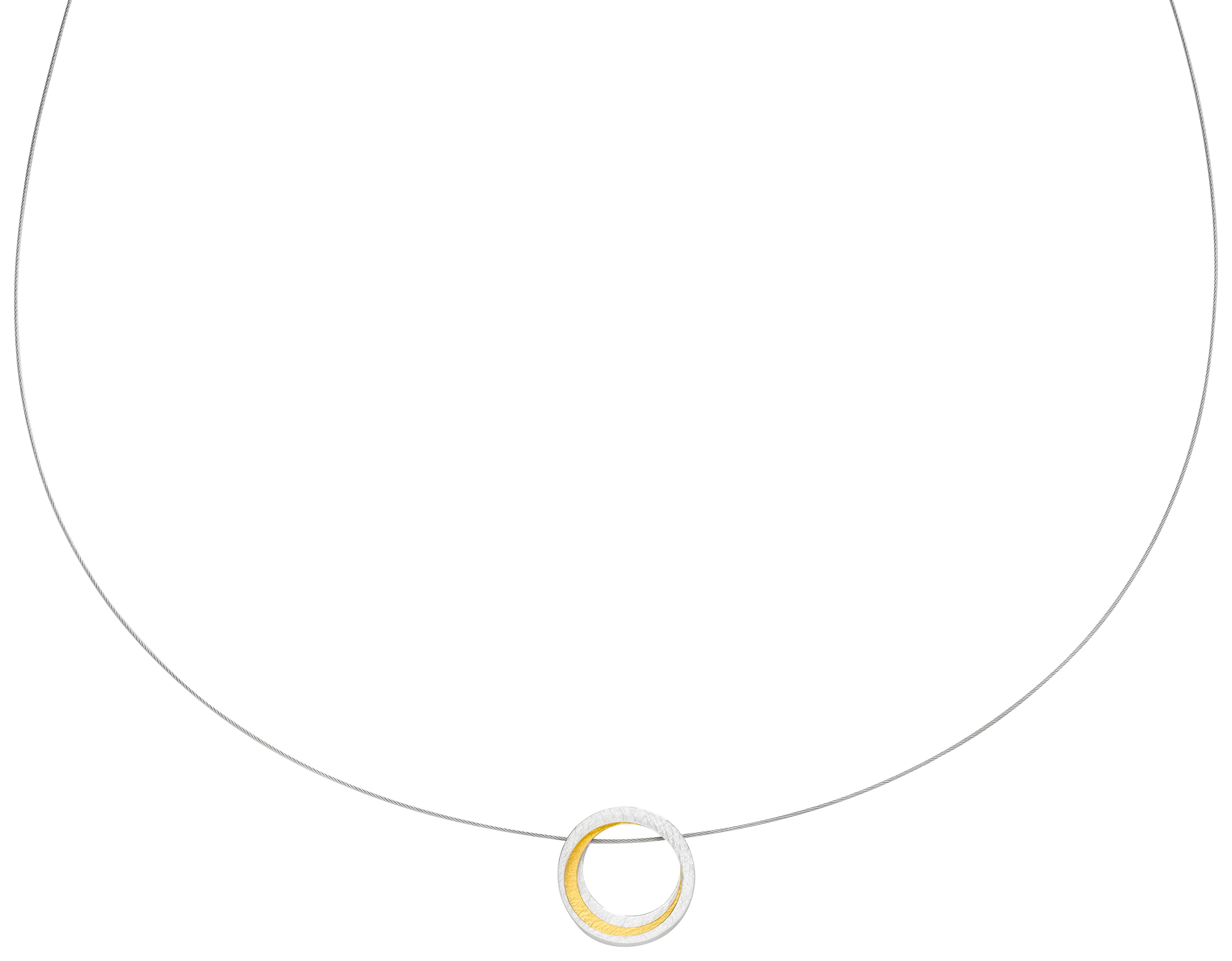 MANU Schmuck is een sieradenmerk van Duitse afkomst en zij ontwerpen hun sieraden in zilver en 22 karaat goud. De warme kleur van het 22 karaat goud geeft de sieraden extra cachet en een exclusieve afwerking mee.