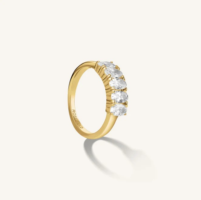 Een handgemaakt ontwerp met een mix van elegante parels om je dagelijkse look op te vrolijken. Een essential voor elke dag die je makkelijk kan combineren met andere sieraden.