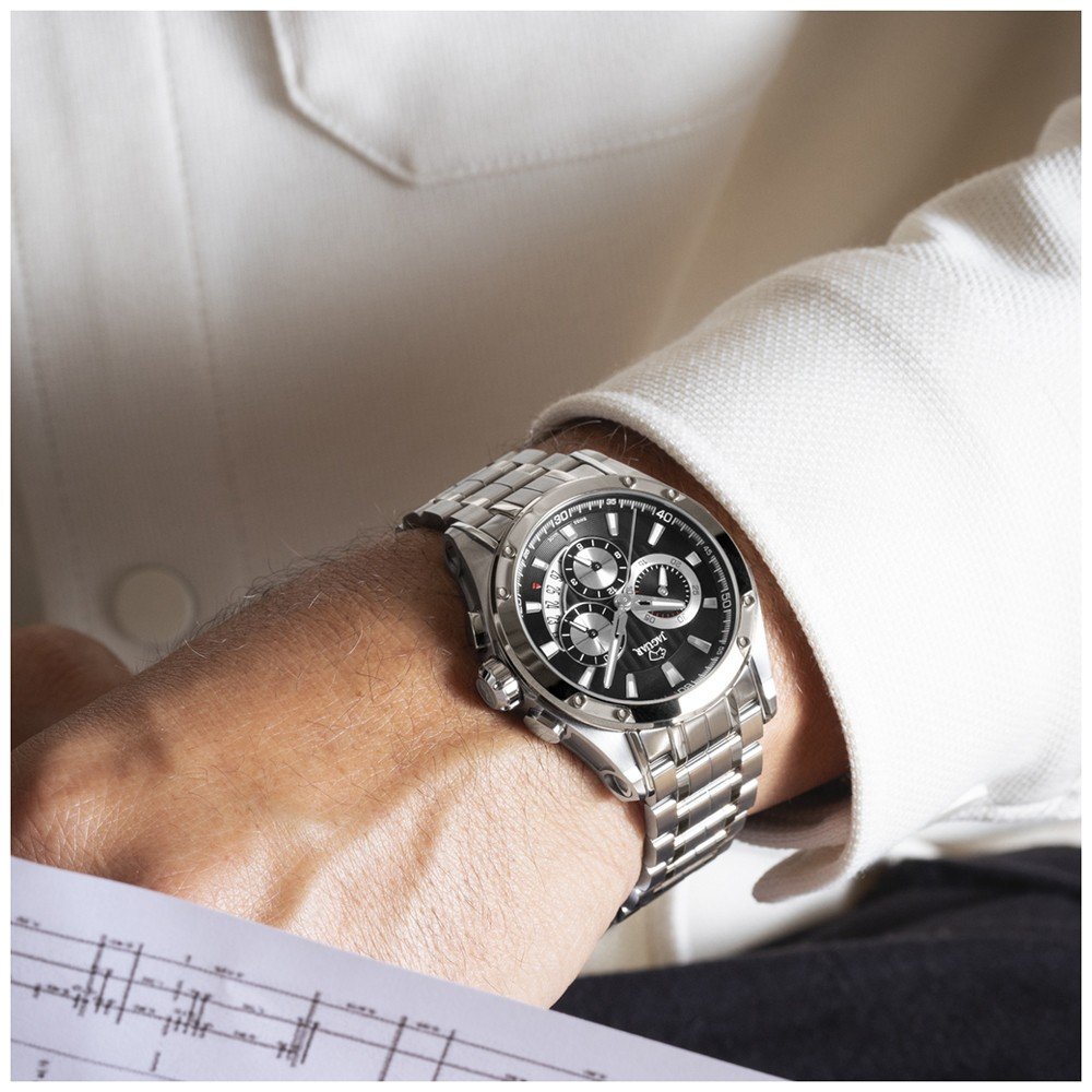 it Jaguar horloge heeft een kast gemaakt van Staal zilver met een diameter van 45 mm en is voorzien van een metaal band. In de kast bevindt zich een Ronda kwaliteitsuurwerk en is afgewerkt met Saffierglas.