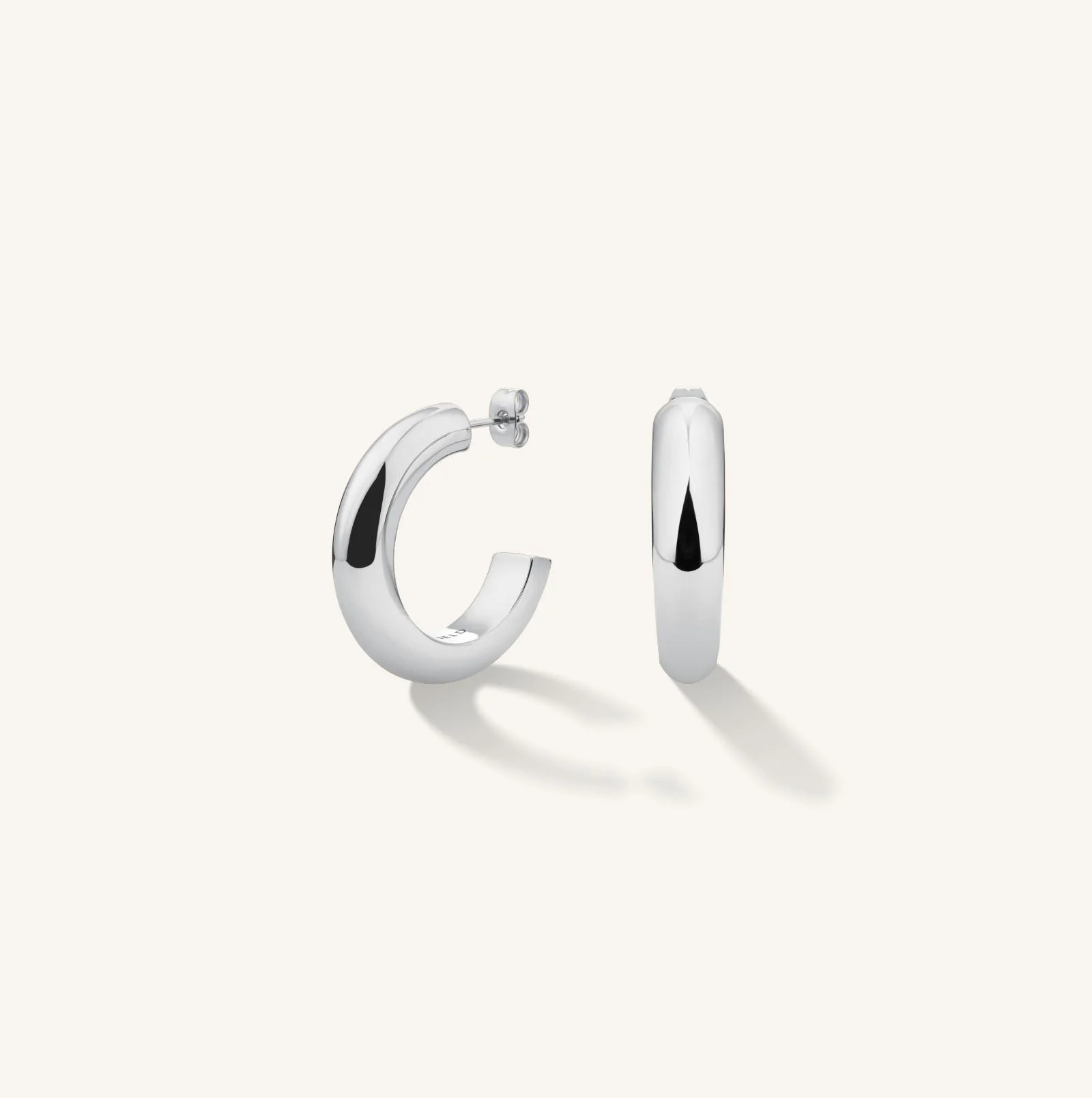 Een handgemaakt ontwerp met een mix van elegante parels om je dagelijkse look op te vrolijken. Een essential voor elke dag die je makkelijk kan combineren met andere sieraden. 