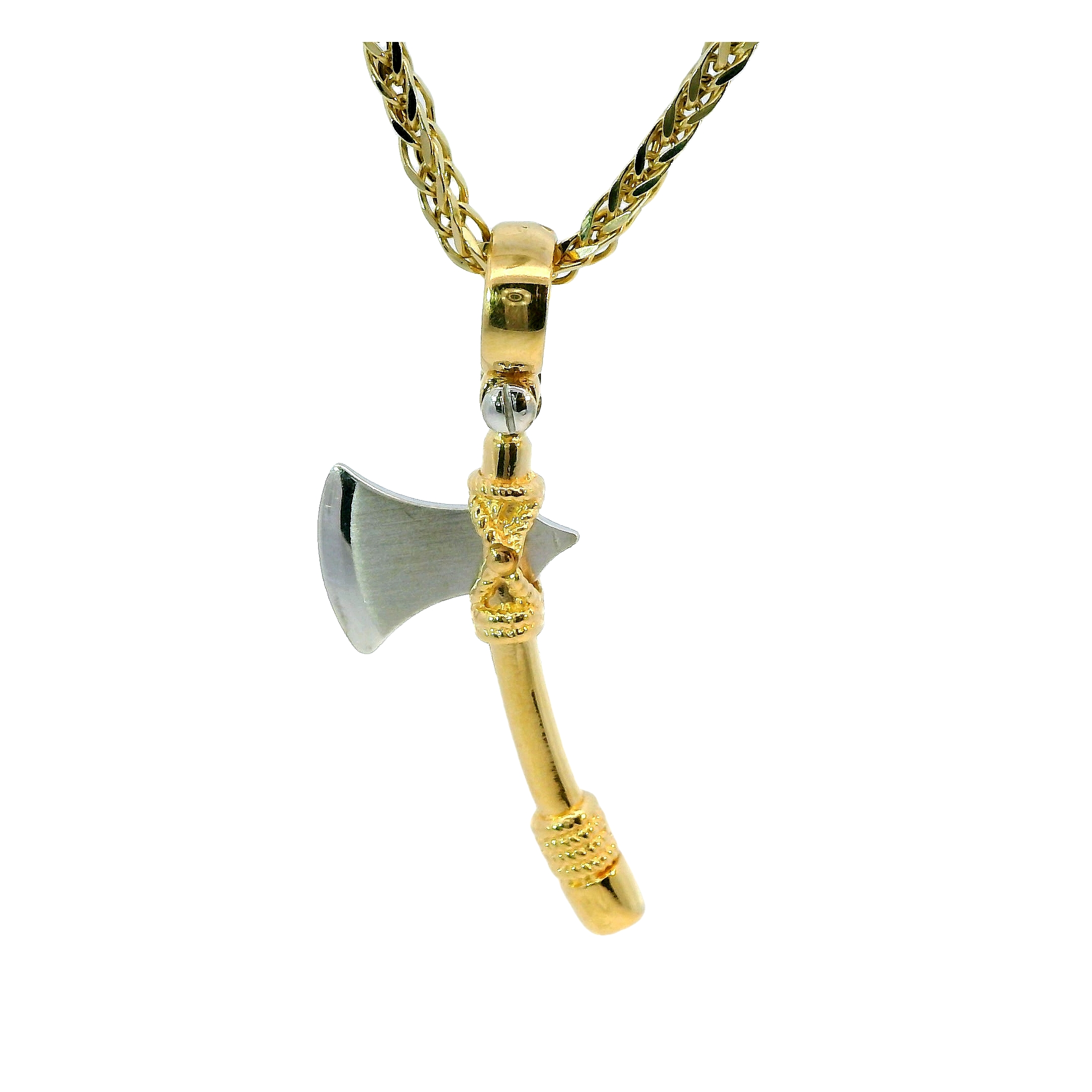 Deze hanger van Louis Bros is vervaardigd uit 14 karaat bicolor (3.27 gr.).
Deze hanger in de vorm van een bijl combineert twee soorten goud, vaak geel en wit goud, voor een opvallend contrast en elegante uitstraling. Deze hanger, geïnspireerd door de kracht en symboliek van de bijl, straalt zowel kracht als verfijning uit. Het vakmanschap in de afwerking zorgt ervoor dat de verschillende goudtinten subtiel in elkaar overlopen, wat het sieraad een tijdloze en veelzijdige keuze maakt. Perfect voor zowel dagelijks gebruik als speciale gelegenheden, brengt deze hanger stijl en betekenis samen in een uniek ontwerp.