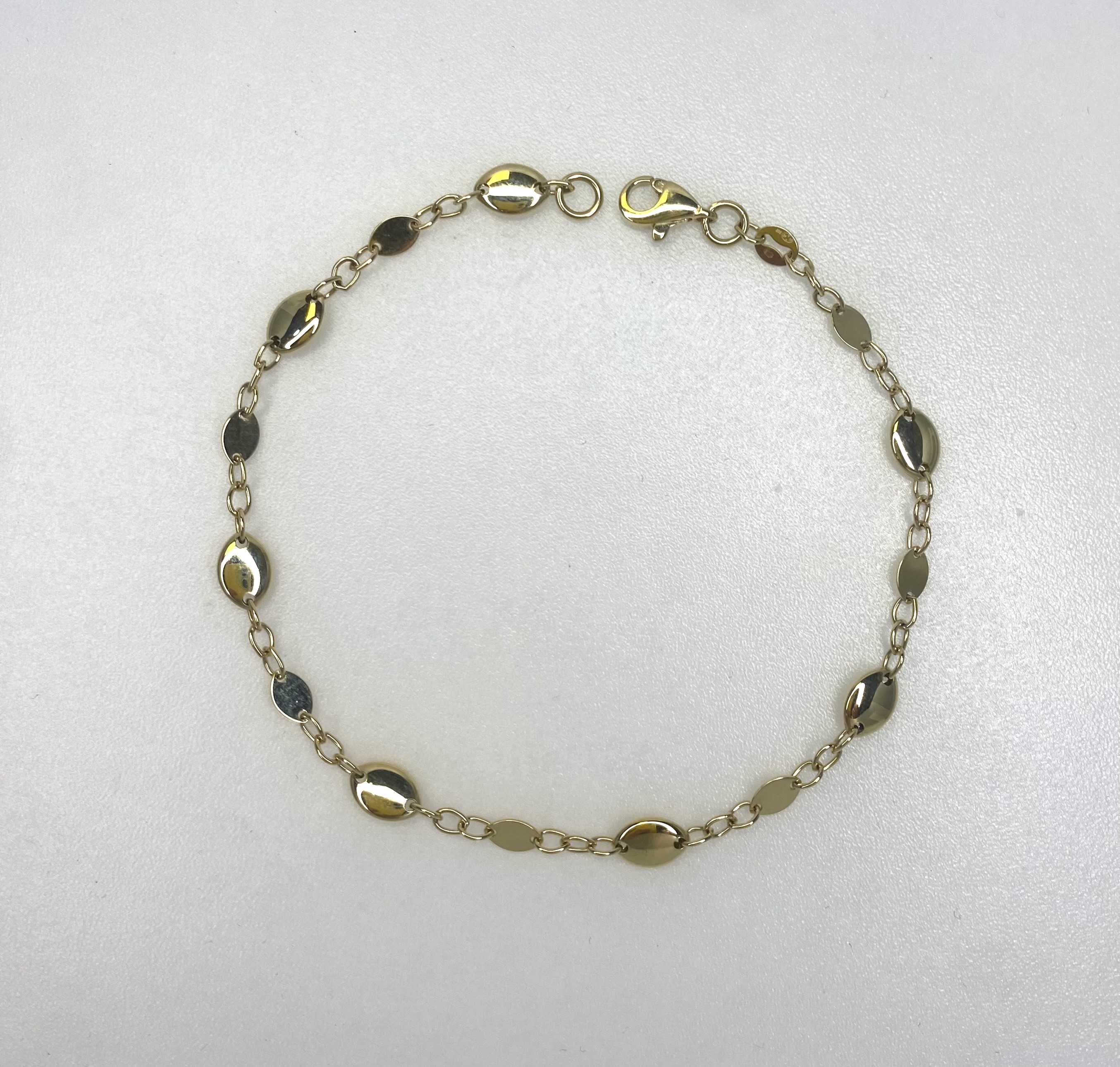 Gouden armband met ovaaltjes plat en bol