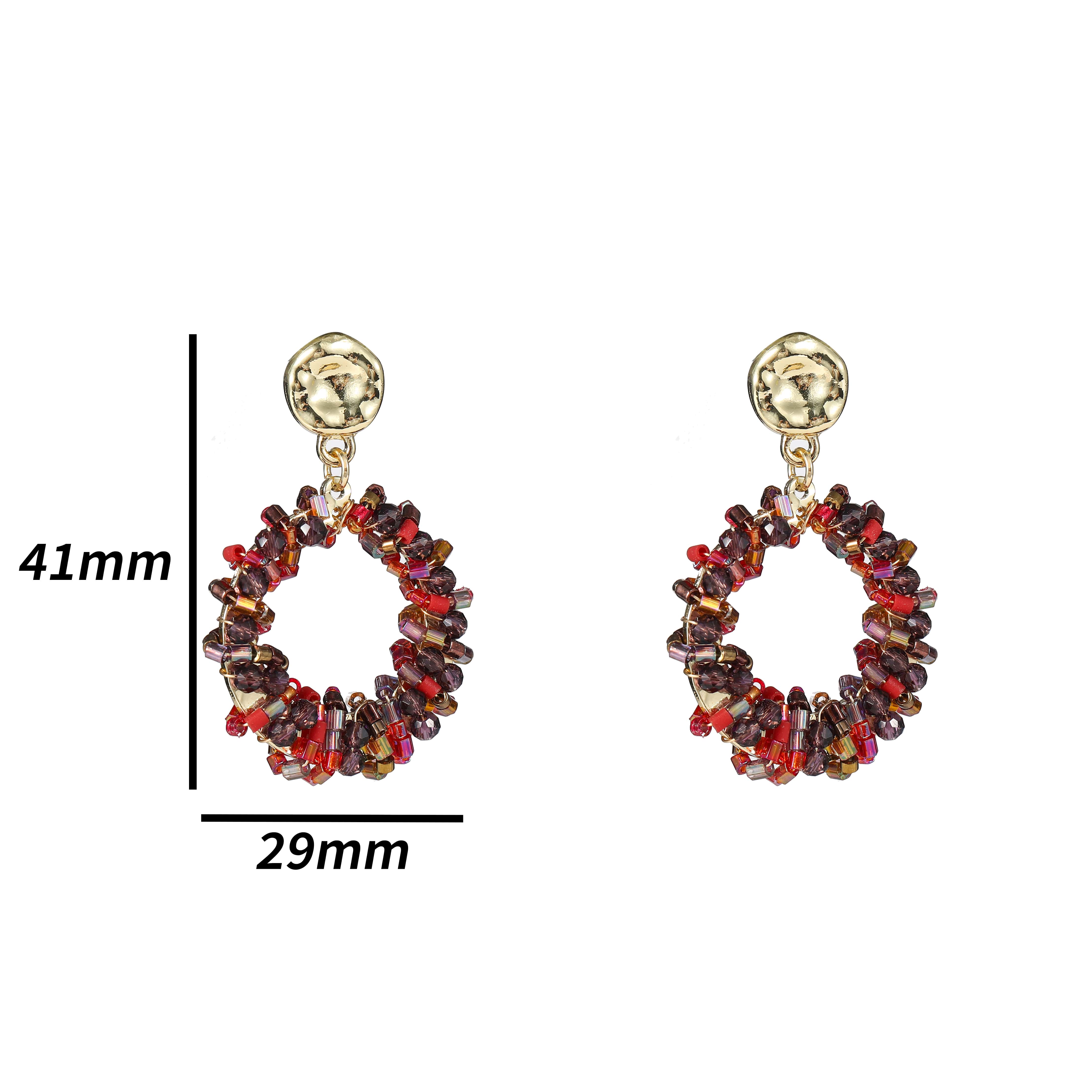 Deze prachtige Day & Eve oorhanger is voorzien van kralen in fuchsia en is verguld met 14 karaat goud. De oorbellen hebben een ronde vorm en kunnen zowel overdag als 's avonds gedragen worden. De beste manier om ze te dragen is met je haar opgestoken, zodat de oorbellen goed zichtbaar zijn. Voeg een vleugje elegantie toe aan elke outfit met deze eyecatching oorhangers.