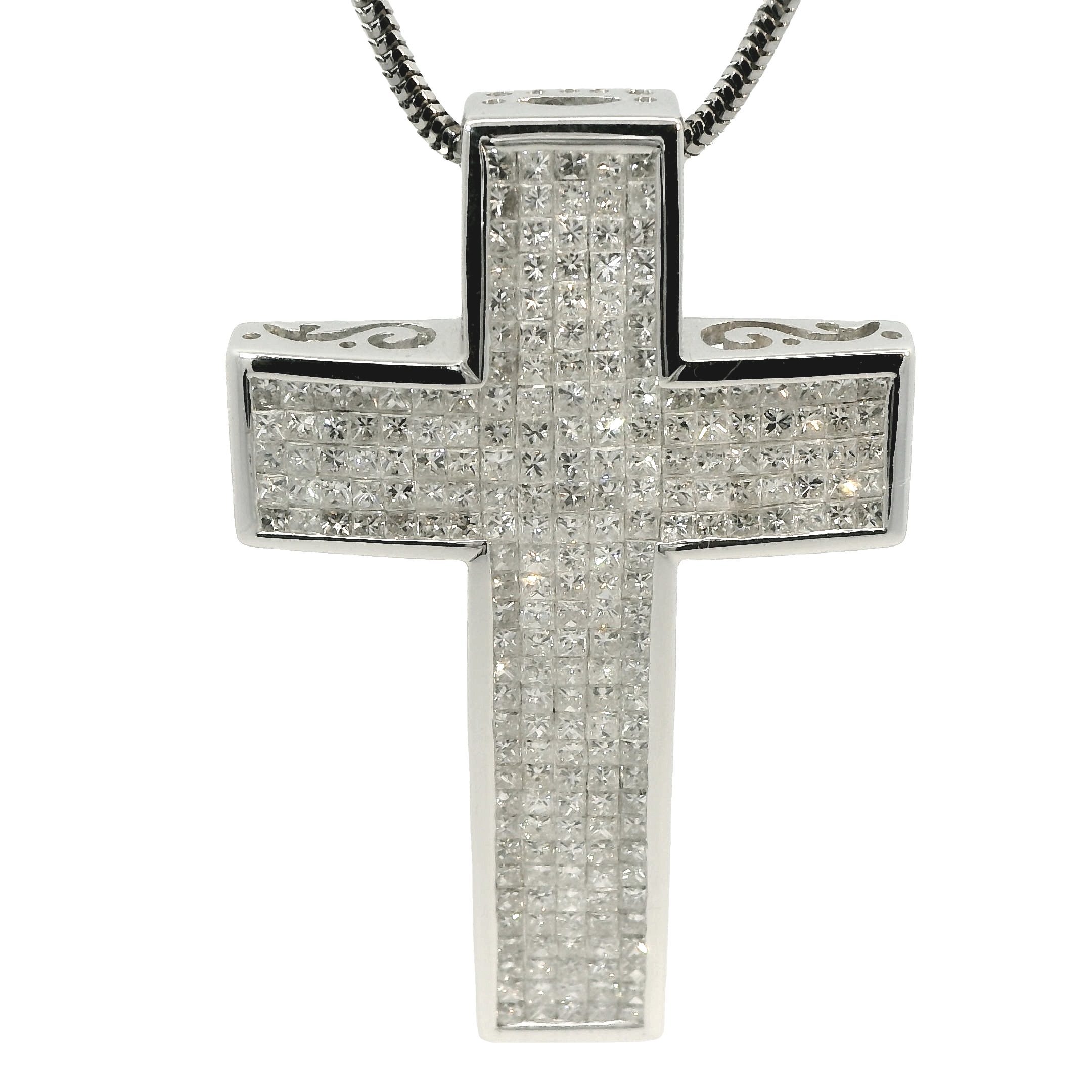Deze hanger van Louis Bros is vervaardigd uit 18 karaat witgoud (10.71.gr.) en is gezet met 220 princess geslepen diamanten met een totaalgewicht van 6.75 ct. 
Dit schitterende witgouden kruis is een waar statementstuk, bezet met fonkelende princess geslepen diamanten die het ontwerp een moderne en luxe uitstraling geven. De strakke lijnen van de princess diamanten versterken de elegantie en symmetrie van het kruis, terwijl de koele glans van het witgoud een tijdloze verfijning toevoegt. Dit opvallende sieraad combineert klassieke symboliek met eigentijdse pracht, perfect voor wie houdt van een uitgesproken en verfijnde look.