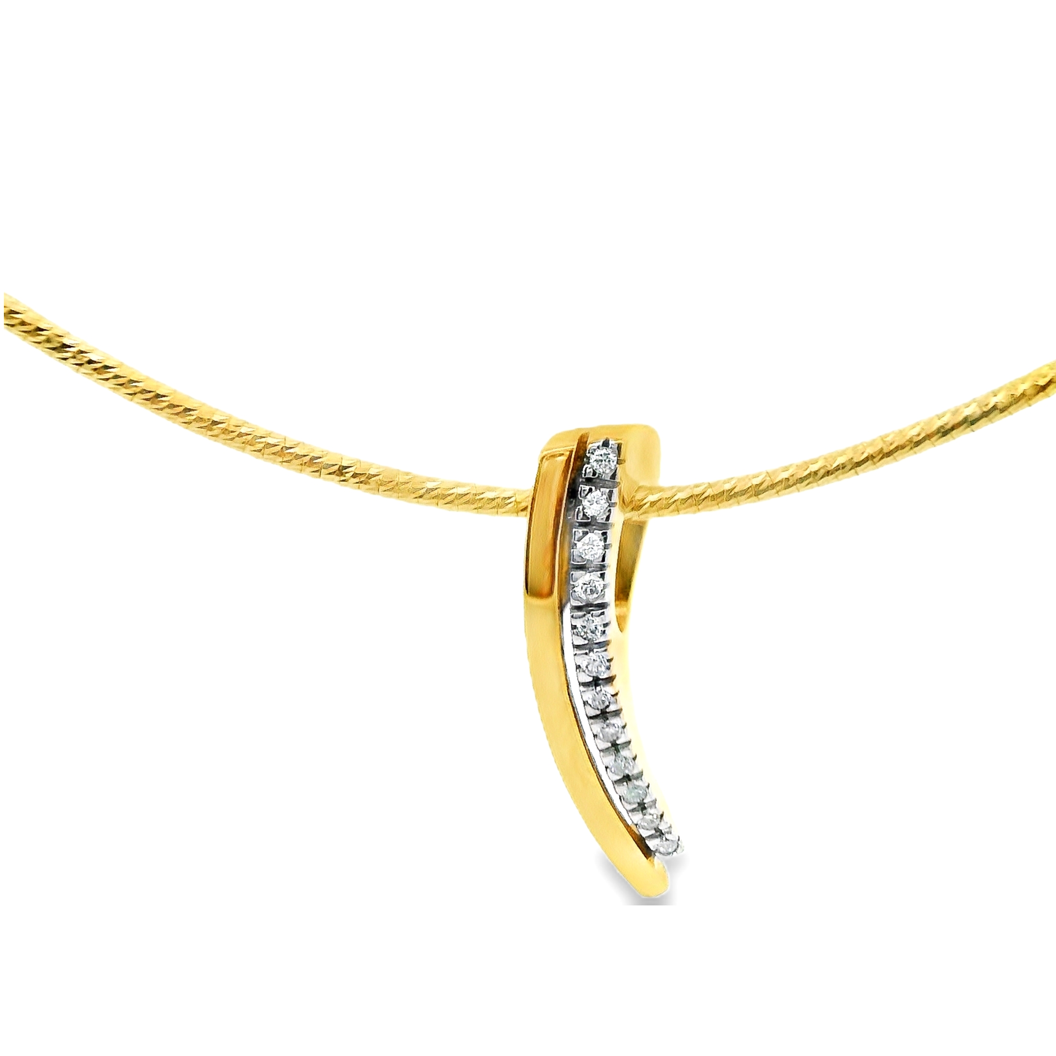 Deze hanger van Louis Bros is vervaardigd uit 14 karaat geelgoud met wit rhodium (2.64.gr.) en is gezet met 12 briljant geslepen diamanten met een totaalgewicht van 0.12 ct. Deze hanger combineert de warmte van geelgoud met de verfijning van wit rhodium. Het geelgoud geeft de hanger een klassieke uitstraling, terwijl het witte rhodium een moderne twist toevoegt. De diamanten voegen een prachtige sprankeling toe en maken deze hanger extra bijzonder. Of je deze hanger nu draagt voor een speciale gelegenheid of als een dagelijks sieraad, het zal zeker de aandacht trekken en je laten stralen. Het is een perfecte mix van stijl en elegantie.