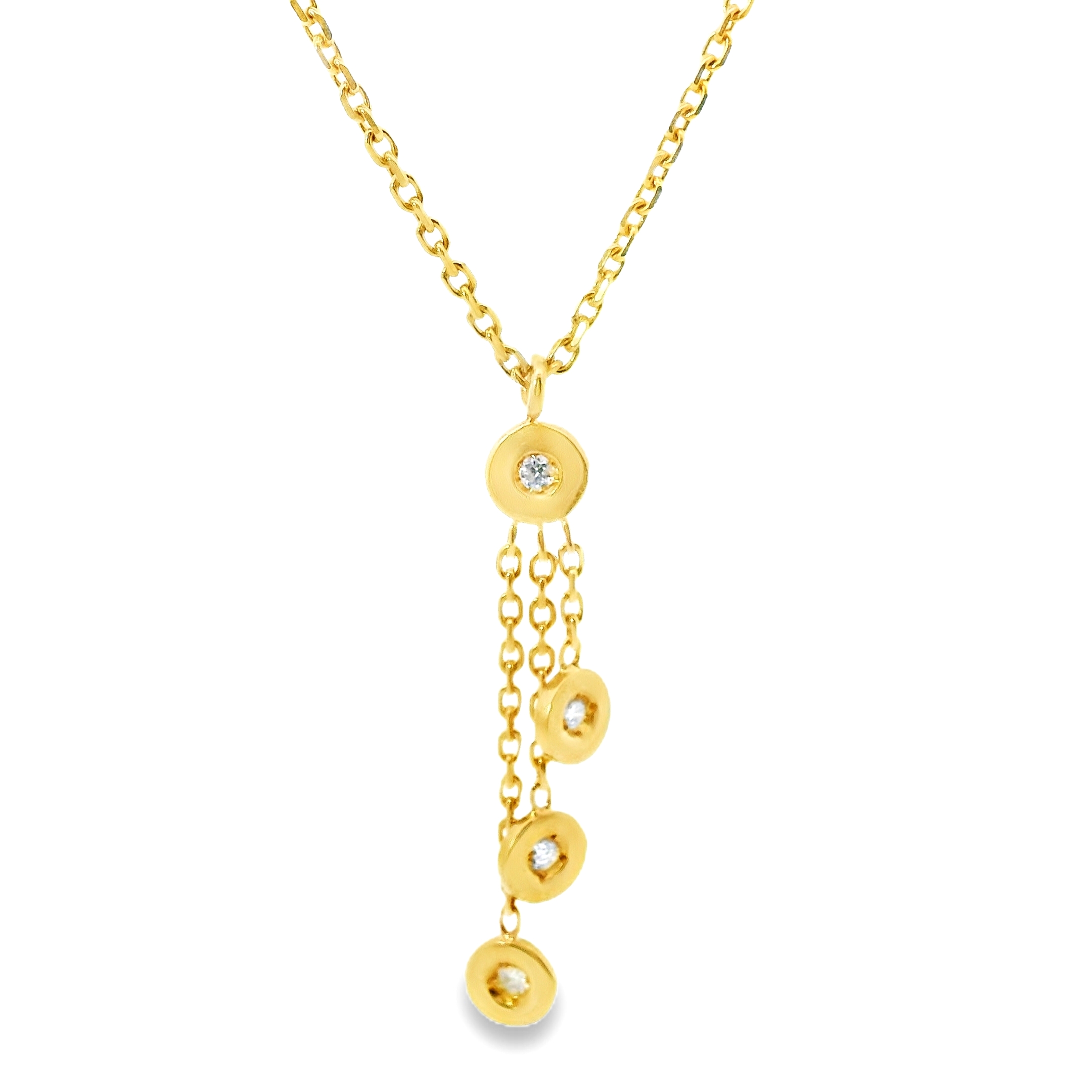 Dit collier van Louis Bros is vervaardigd uit 18 karaat geelgoud (4.31.gr.) en is gezet met 4 briljant geslepen diamanten met een totaalgewicht van 0.04 ct. 
Dit geelgouden collier met diamanten straalt pure luxe en elegantie uit. Het verfijnde ontwerp, gecombineerd met de warme gloed van geelgoud en de fonkelende schittering van zorgvuldig geplaatste diamanten, maakt dit collier een chic en tijdloos sieraad. De diamanten vangen het licht prachtig op, wat zorgt voor een subtiel, maar betoverend effect. Ideaal voor speciale gelegenheden, is dit collier een statement van verfijning en stijl, perfect voor wie houdt van een exclusieve en glamoureuze uitstraling.