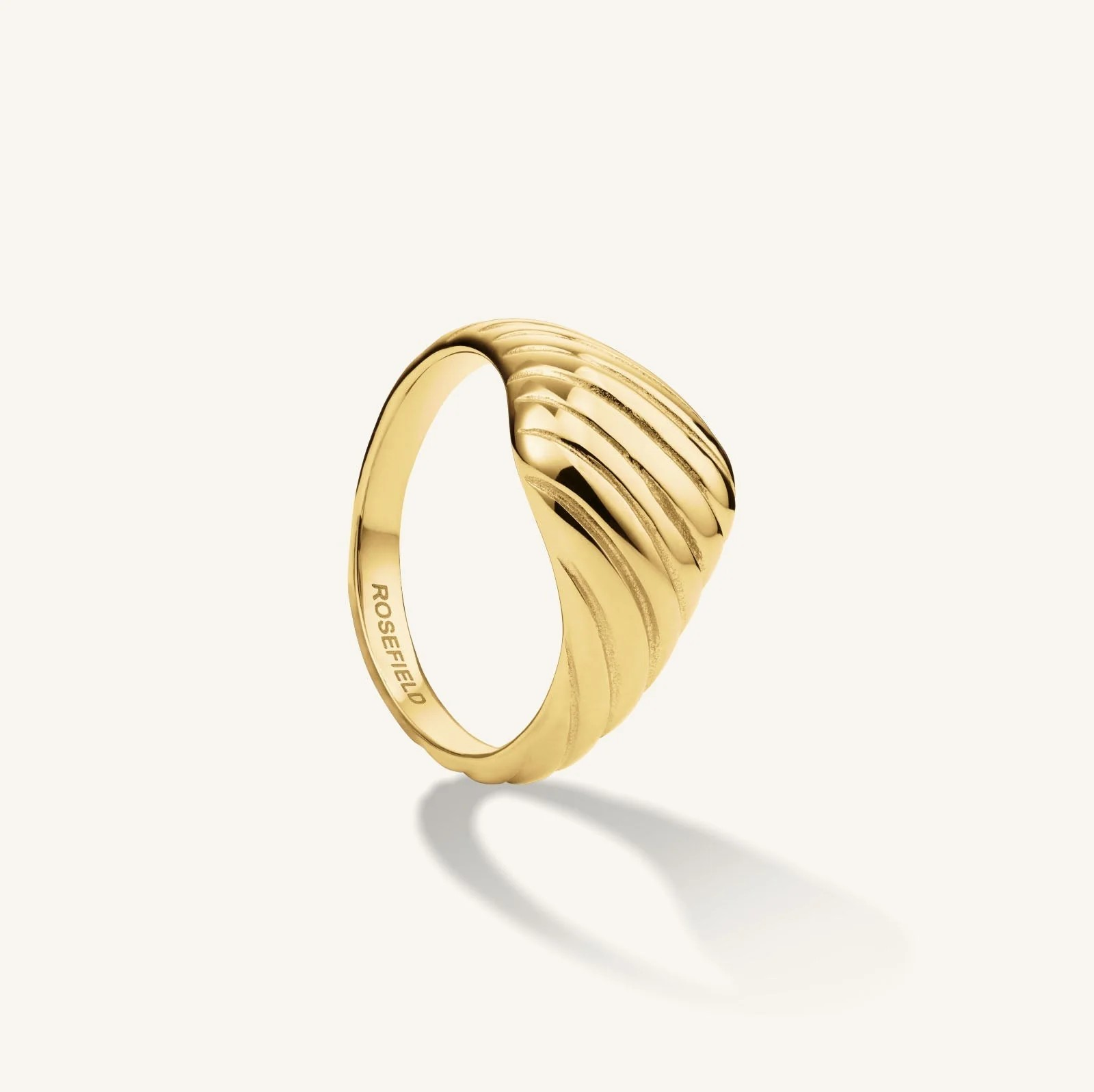Een handgemaakt ontwerp met een mix van elegante parels om je dagelijkse look op te vrolijken. Een essential voor elke dag die je makkelijk kan combineren met andere sieraden.