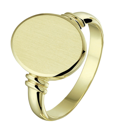 Stijlvolle geelgouden massieve monogram ring met een afmeting van 15.5x12.5mm. De gediamanteerde afwerking en de robuuste afkanting maken de ring helemaal af. Ring is uitermate geschikt voor het aanbrengen van een gravure.