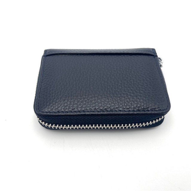 Mooi mapje om kaartjes in op te bergen. De RFID beschermt de chip tegen skimmen.
Ruimte op 11 pasjes in op te bergen.

Afmetingen:
Hoogte 8cm x breed 10.5cm x diep 2.2cm