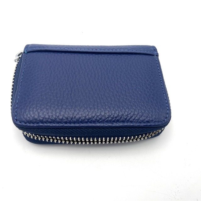 Mooi mapje om kaartjes in op te bergen. De RFID beschermt de chip tegen skimmen.
Ruimte op 11 pasjes in op te bergen.

Afmetingen:
Hoogte 8cm x breed 10.5cm x diep 2.2cm