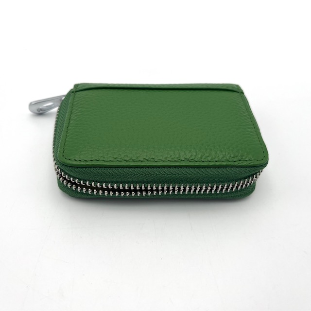 Mooi mapje om kaartjes in op te bergen. De RFID beschermt de chip tegen skimmen.
Ruimte op 11 pasjes in op te bergen.

Afmetingen:
Hoogte 8cm x breed 10.5cm x diep 2.2cm