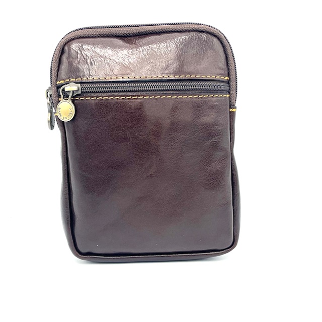 Deze trendy crossbodytas van ons eigen merk is perfect voor dagelijks gebruik. De tas is gemaakt van hoogwaardig materiaal en heeft een verstelbare schouderband voor optimaal draagcomfort. Met genoeg ruimte voor al je essentials is deze tas ideaal om mee te nemen tijdens een dagje uit of naar het werk. Draag hem schuin over je lichaam voor een casual en stijlvolle look.
Afmetingen:
Hoogte 20cm x breed 15cm x diep 3cm