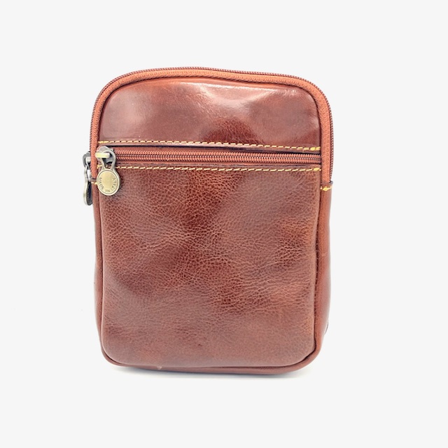 Deze trendy crossbodytas van ons eigen merk is perfect voor dagelijks gebruik. De tas is gemaakt van hoogwaardig materiaal en heeft een verstelbare schouderband voor optimaal draagcomfort. Met genoeg ruimte voor al je essentials is deze tas ideaal om mee te nemen tijdens een dagje uit of naar het werk. Draag hem schuin over je lichaam voor een casual en stijlvolle look.
Afmetingen:
Hoogte 20cm x breed 15cm x diep 3cm