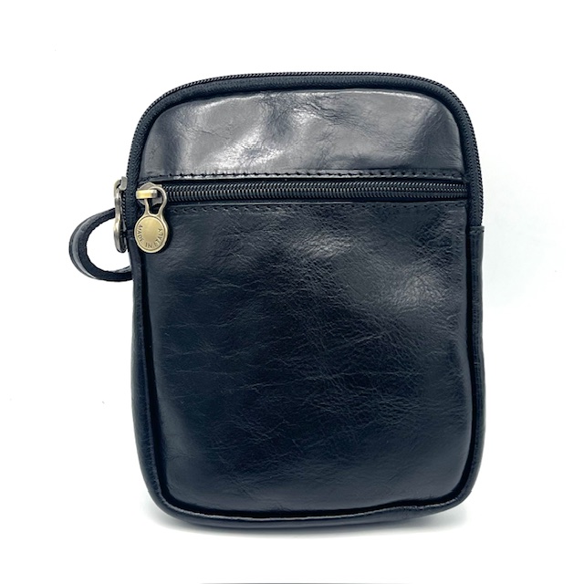 Deze trendy crossbodytas van ons eigen merk is perfect voor dagelijks gebruik. De tas is gemaakt van hoogwaardig materiaal en heeft een verstelbare schouderband voor optimaal draagcomfort. Met genoeg ruimte voor al je essentials is deze tas ideaal om mee te nemen tijdens een dagje uit of naar het werk. Draag hem schuin over je lichaam voor een casual en stijlvolle look.
Afmetingen:
Hoogte 20cm x breed 15cm x diep 3cm