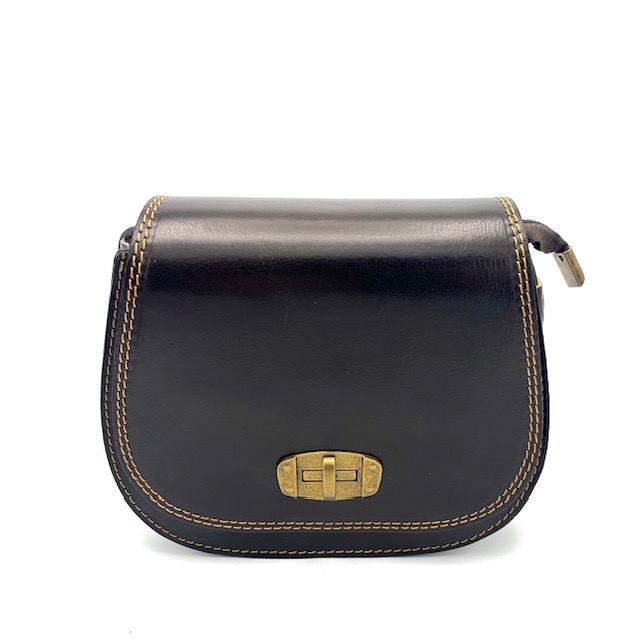 Deze prachtige crossbody tas van Own Label is uitgevoerd in de kleur Moro en is een absolute must-have voor iedere fashionista. De tas is voorzien van een handige klepsluiting en heeft een ruim binnenvak om al je essentials in op te bergen. De beste manier om deze tas te dragen is schuin over je lichaam, zodat je altijd je handen vrij hebt. Stijlvol en praktisch tegelijk!

Deze prachtige crossbody tas van Own Label is uitgevoerd in de kleur Moro en is een absolute must-have voor iedere fashionista. De tas is voorzien van een handige klepsluiting en heeft een ruim binnenvak om al je essentials in op te bergen. De beste manier om deze tas te dragen is schuin over je lichaam, zodat je altijd je handen vrij hebt. Stijlvol en praktisch tegelijk!
Afmetingen:
Hoogte 15cm x breed 19cm x diep 6cm