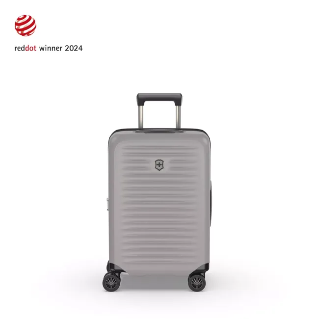 De Airox Advanced Frequent Flyer Carry-On in Stone White is voorzien van een stevige constructie, soepel rollende wielen en een handvat met ergonomisch ontwerp voor optimaal comfort tijdens het reizen. Het is perfect voor frequente reizigers die behoefte hebben aan een compacte en praktische handbagage. Draag het aan het uitschuifbare handvat of als rugzak voor maximale veelzijdigheid.
Height: 55 cm
Length: 23 cm
Width: 35 cm
Weight: 2.9 kg
DETAILS
Item Number: 653133
Material: Polycarbonate
Handle: Dual-tube Telescopic Handle
Wheels: 4 wheel dual caster (spinner)
Capacity: 37 l
Expandable Capacity: 43 l
Color: White