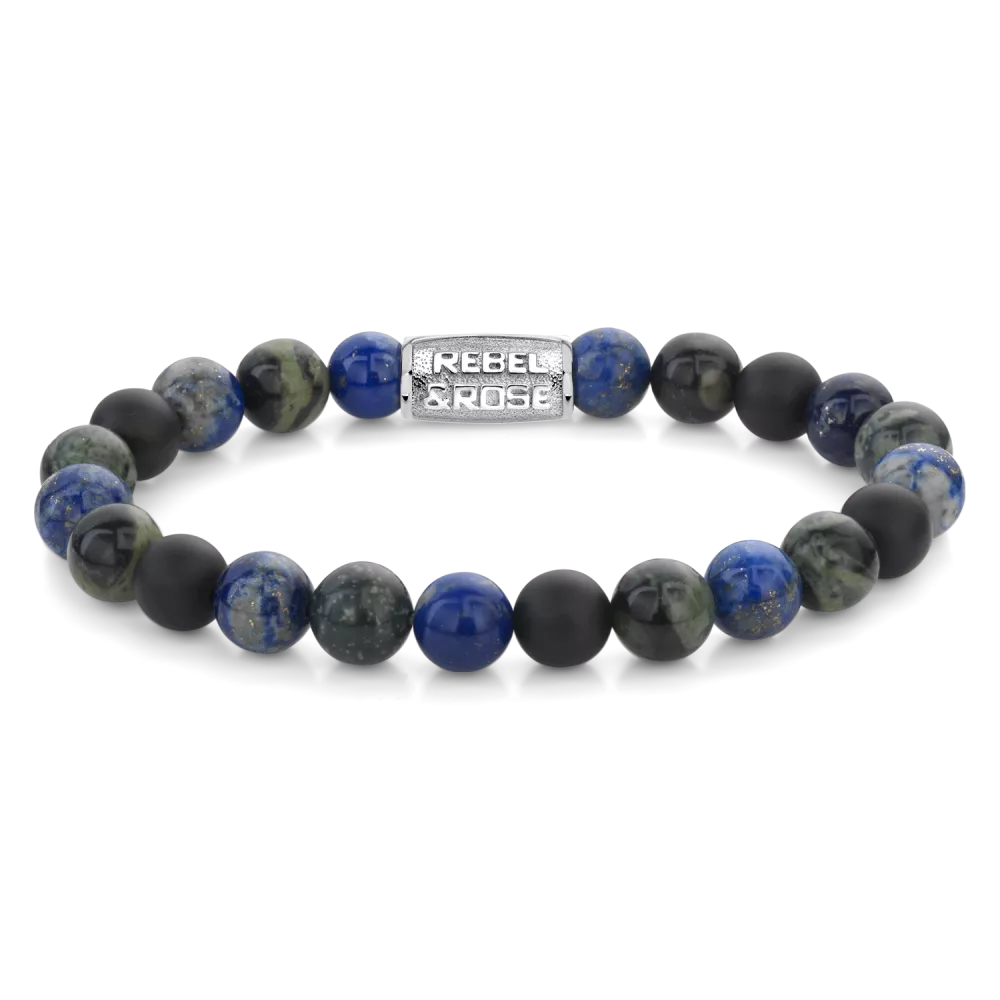 Bead armband, handgemaakt van 8mm Lapis Lazuli, Ryoliet en Onyx stenen met een zilverkleurig stalen slot. Het Rebel & Rose sieraad is makkelijk te combineren met andere zilveren, leren of kralenarmbanden.

Modelnaam	River Deep - 8mm
Modelnr.	RR-80113-S-XL
Collectie	Bracelets Beads
Type sieraad	Armband
Kleur	Mix
Sluiting	Stainless Steel
Materiaal	Edelstenen
Steensoort	Ryolite, Lapis Lazuli, Onyx
Steenkleur	Groen, blauw, zwart
Afwerking	Polish
Breedte (mm)	8mm
Garantie	6 maanden