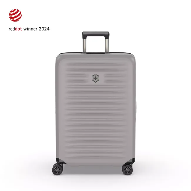 Deze  Airox koffer van Victorinox die ruimbagage formaat is, 4.2 kg weegt, uitbreidbaar is en een inhoud heeft van maximaal 90 liter. Dat klinkt als een handige en lichte optie voor reizen!

Afmetingen:
Hoogte 69cm x breed 46 cm x diep 29-33cm

Materiaaal is poylcarbonaat:

Polycarbonaat is een duurzaam en lichtgewicht materiaal dat vaak wordt gebruikt voor het maken van koffers en bagage. Enkele eigenschappen van polycarbonaat zijn:

1. Sterkte: Polycarbonaat is bekend om zijn hoge slagvastheid en weerstand tegen krassen, deuken en breuken. Het is een stevig materiaal dat de inhoud van de koffer goed beschermt.

2. Lichtgewicht: Ondanks zijn stevigheid is polycarbonaat ook relatief licht van gewicht, waardoor het gemakkelijk te hanagen en te vervoeren is.

3. Flexibiliteit: Polycarbonaat is een buigzaam materiaal dat kan worden gevormd en uitgerekt zonder te breken. Dit maakt het ideaal voor uitbreidbare koffers zoals degene die je noemde.

4. Hittebestendigheid: Polycarbonaat kan hoge temperaturen weerstaan zonder te smelten of te vervormen, waardoor het een goede keuze is voor bagage die aan verschillende omgevingen wordt blootgesteld.

Kortom, polycarbonaat is een populair materiaal voor koffers vanwege zijn duurzaamheid, lichtheid en beschermende eigenschappen.