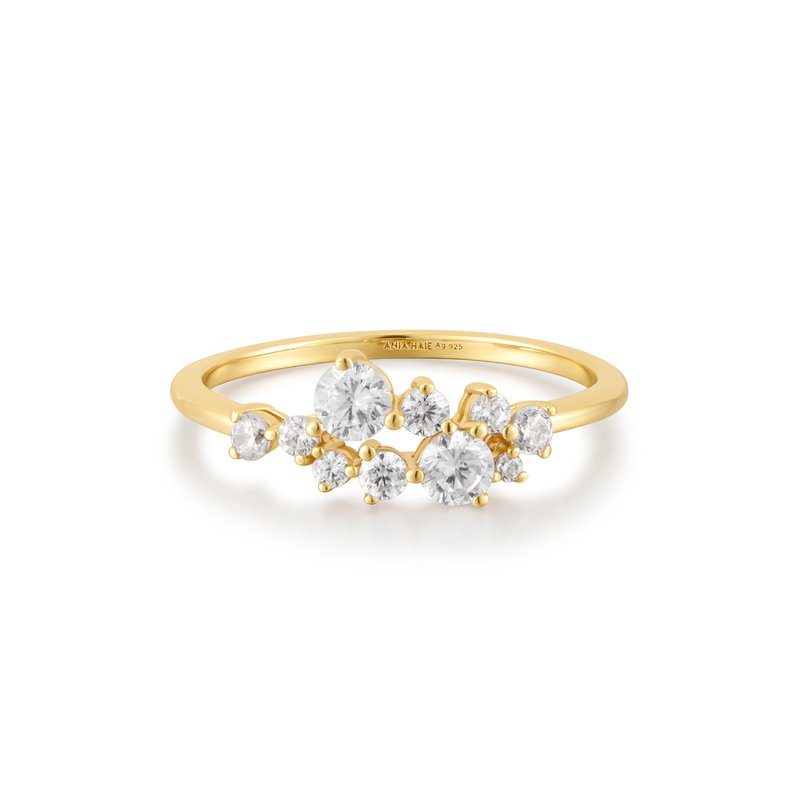 Deze prachtige Ania Haie ring heeft een minimalistisch en modern design met een dubbele ring en een opvallende glanzende afwerking. De ring is gemaakt van hoogwaardig sterling zilver met een goudkleurige coating. De beste manier om deze ring te dragen is op zichzelf als een statement-stuk of te combineren met andere ringen voor een trendy en gepersonaliseerde look. Voeg deze ring toe aan je sieradencollectie voor een subtiele dosis glamour.