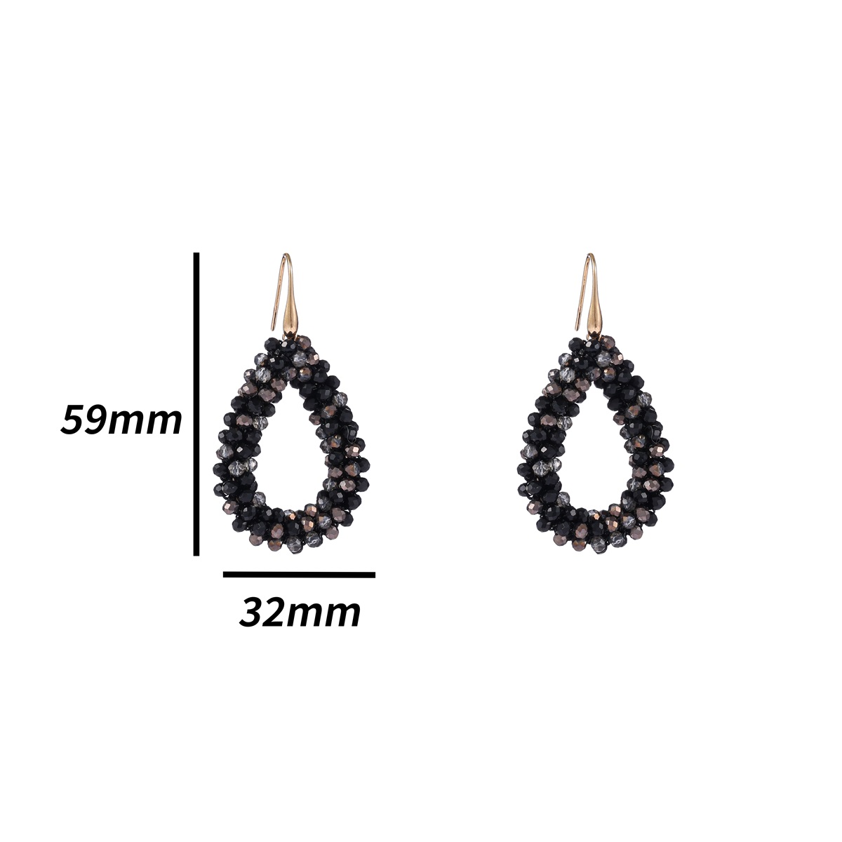 Deze prachtige Day & Eve oorhangers zijn gemaakt van zwarte mix kralen en hebben een 14K gouden plating. De combinatie van materialen zorgt voor een stijlvolle en moderne uitstraling. Draag deze oorhangers bij elke gelegenheid, van een casual dagje uit tot een chique avondje uit. De beste manier om ze te dragen is met je haar opgestoken zodat de oorbellen goed zichtbaar zijn. Maak je look compleet met deze blikvangers!
