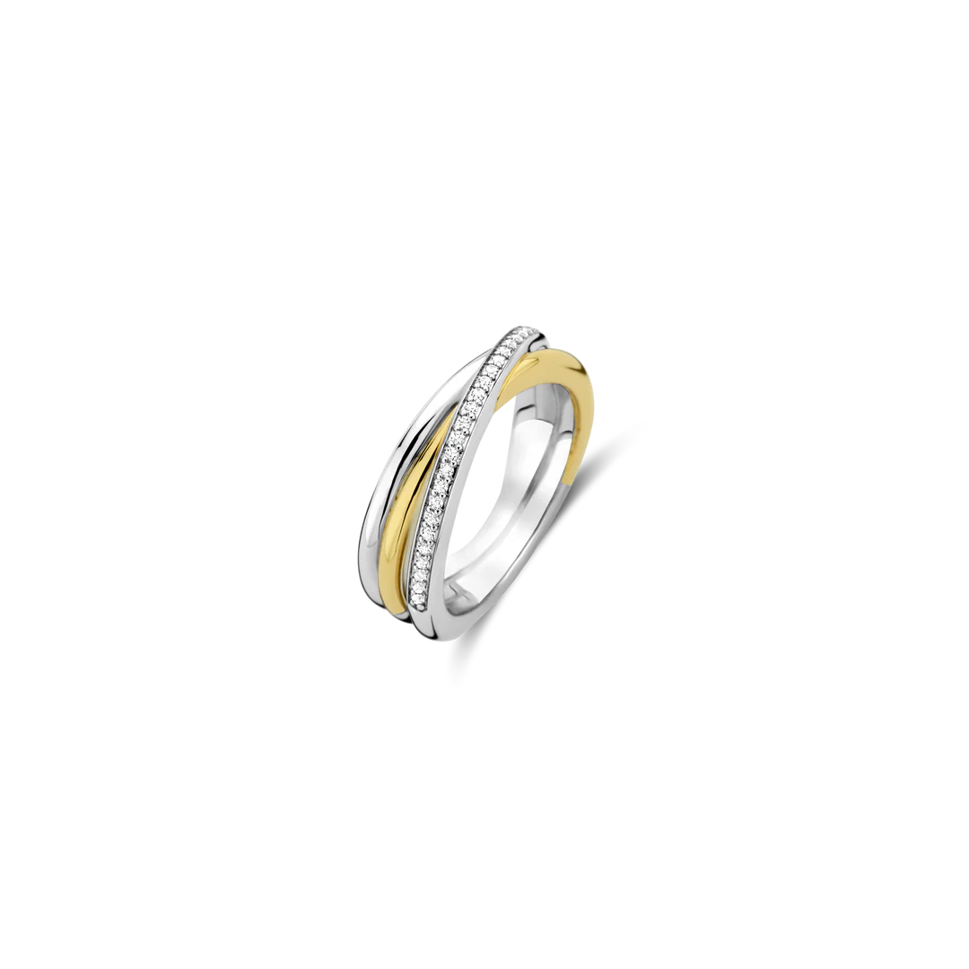 Ontdek de betoverende vintage uitstraling van de TI SENTO vergulde zilveren ring 12346ZY. Dit sieraad heeft twee verweven ringen: de ene vervaardigd uit 925 sterling zilver en verguld met platina voor een koele, eigentijdse afwerking, en de andere verguld met stralend geelgoud voor een vleugje warmte en luxe. Deze ringen worden elegant gekruist door een derde ring met een schitterende rij witte cubic zirconia stenen. De contrasterende texturen en kleuren creëren een opvallend effect, waardoor deze ring een elegant statement maakt. Het verfijnde ontwerp en de sprankelende cubic zirconia stenen voegen een vleugje moderne verfijning toe. Versterk je dagelijkse look met deze prachtige accessoire. Draag het alleen voor een gedurfd statement of combineer het met andere TI SENTO ringen voor een persoonlijke touch. Met zorg vervaardigd voor gevoelige huid, biedt deze nikkelvrije en hypoallergene ring blijvend comfort en kwaliteit.