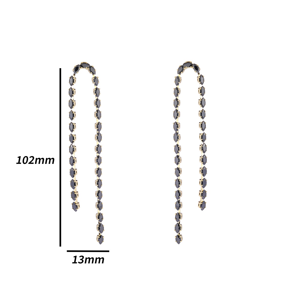 Deze prachtige Day & Eve oorhanger heeft een lang druppelvormig ontwerp met een 14K vergulde afwerking en zwarte accenten. Het geeft een chique en moderne uitstraling aan elke outfit. Draag deze oorbellen met een elegant avondjurkje voor een glamoureuze look of met een casual outfit voor een trendy touch. Een perfecte keuze voor een dagje uit of een avondje uit!