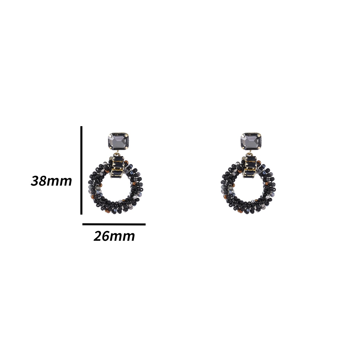 Deze prachtige Day & Eve oorhanger is een opvallende accessoire met een grote, zwarte beaded cirkel en 14K vergulde accenten. De oorhanger is perfect voor zowel dagelijkse outfits als avondlooks en voegt een vleugje glamour toe aan elke outfit. Draag het met je haar naar achteren om de oorbellen in volle glorie te laten stralen. Een must-have voor je sieradencollectie!
