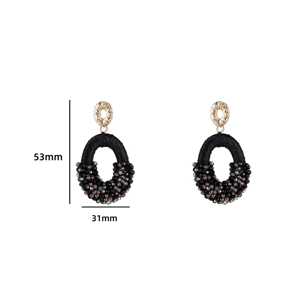 Deze prachtige Day & Eve oorhanger heeft een ovale vorm en is versierd met zwarte draadkralen. Het is verguld met 14K goud, wat zorgt voor een luxe uitstraling. De oorbellen zijn perfect voor zowel overdag als 's avonds en voegen een vleugje elegantie toe aan elke outfit. Draag ze met je haar opgestoken om ze extra goed te laten uitkomen. Verwen jezelf met deze geweldige toevoeging aan je sieradencollectie!