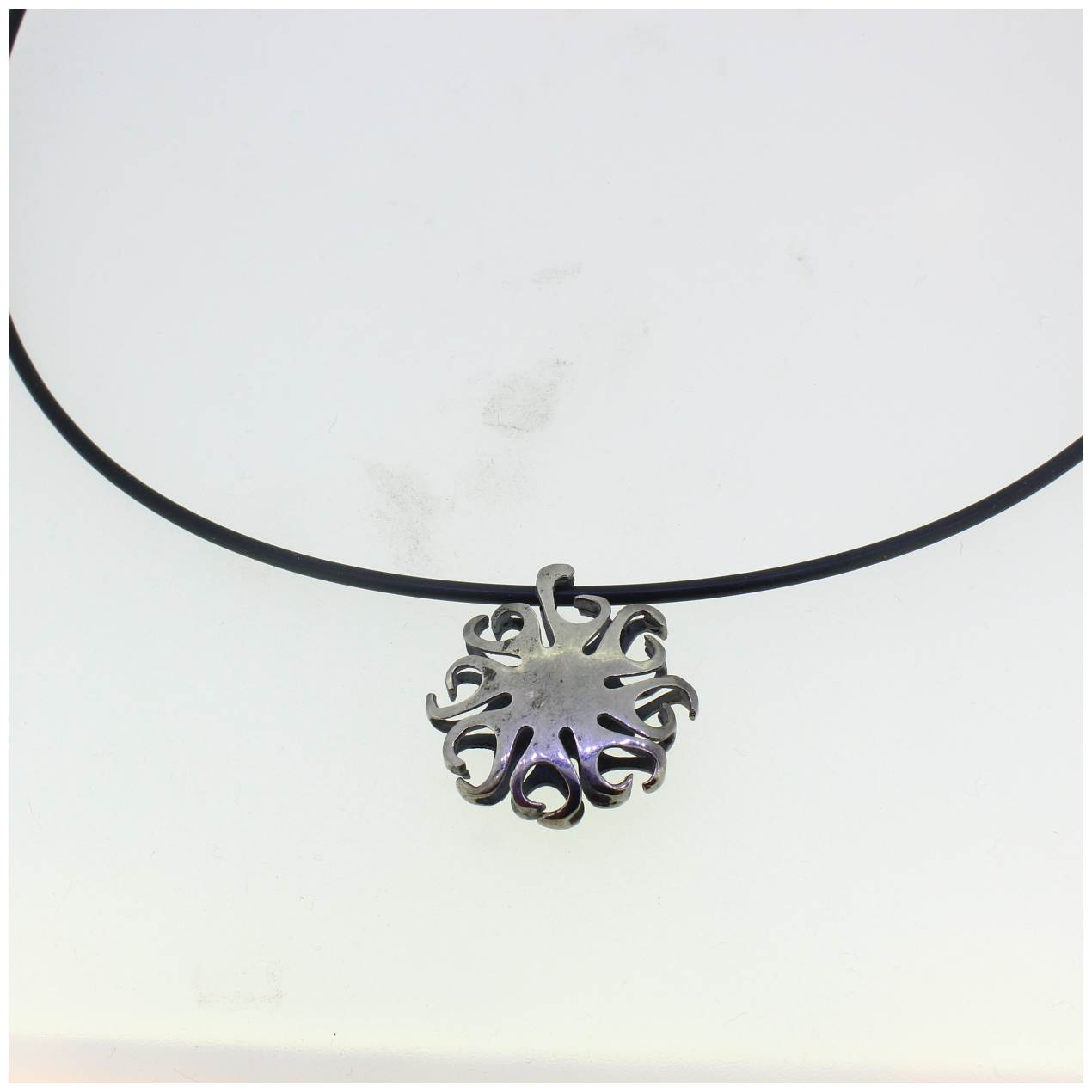 Der Anh&auml;nger Silber geschw&auml;rzt, Modellnummer 13254, ist ein ansprechendes Schmuckst&uuml;ck mit einem einzigartigen dunklen Finish. Ideal kombiniert mit einer Silberkette, kommt es besonders gut zur Geltung auf neutralen oder dunklen Oberteilen. Ein Must-Have f&uuml;r Schmuckliebhaber, das jedem Outfit einen individuellen Touch verleiht. Perfekt f&uuml;r den t&auml;glichen Gebrauch oder besondere Anl&auml;sse.