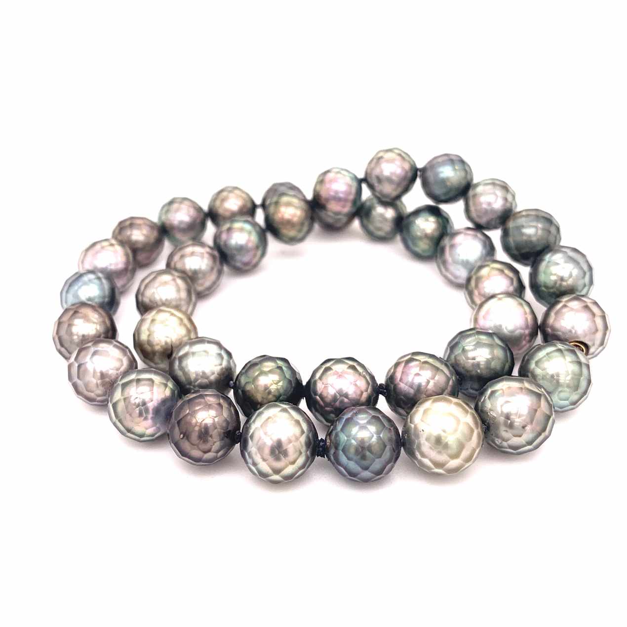 Diese wunderschöne Perlcollier Tahitiperlen, ist ein einzigartiges Schmuckstück, da es durch die doppelte Schließtechnik zugleich als Armband getragen werden kann. Tragen Sie es zu eleganten Anlässen oder um ein schlichtes Outfit zu veredeln. Ideal für formelle Abende oder als edles Accessoire im Alltag. Verleihen Sie Ihrem Look einen Hauch von Luxus mit diesen facettierten Tahitiperlen.