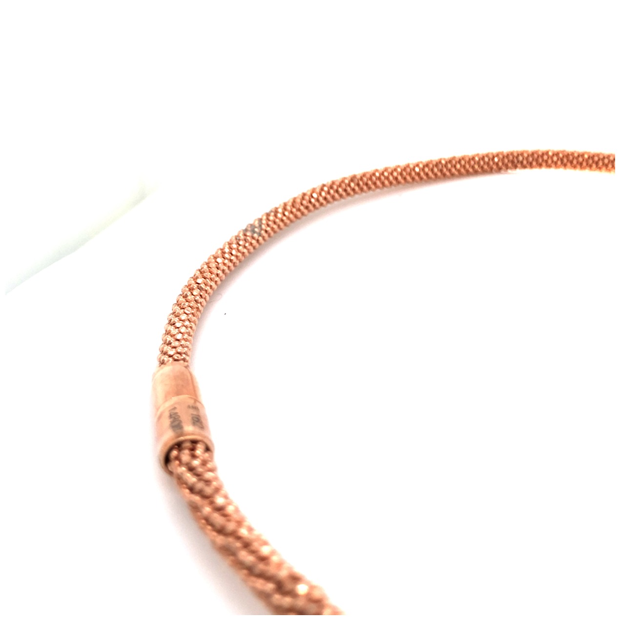 Der Halsschmuck Silber vergoldet rosé, 
ist eine elegante Halskette mit einer Länge von 45 cm und einer Breite von 4,2 mm. Sie besticht durch ihre hochwertige Silberqualität mit rosévergoldeter Oberfläche. Perfekt für einen stilvollen Look, kann sie sowohl einzeln getragen als auch mit anderen Schmuckstücken kombiniert werden, um das Outfit zu ergänzen.