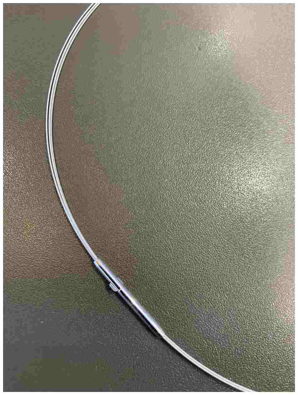 Das Produkt ist das Omegacollier aus Silber 925 mit einer Länge von 42 cm, bestehend aus 3 Reihen und einem Durchmesser von 0,50 m. Ideal, um es als elegantes Accessoire zu tragen, das zu jeder Gelegenheit passt. Es kann alleine oder mit einem Anhänger kombiniert werden, um das Outfit zu vollenden.
