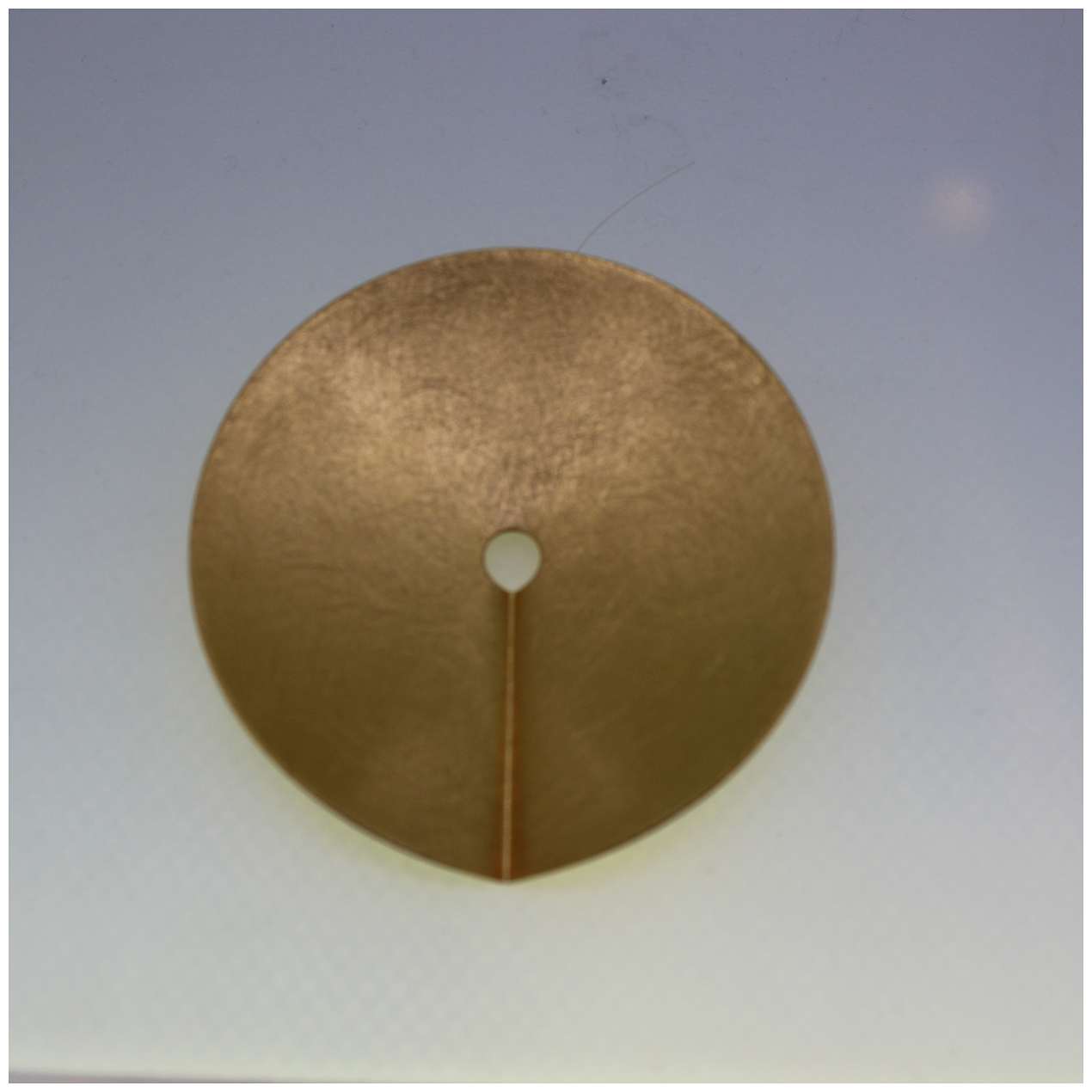 Die Brosche/Anhänger Silber vergoldet, Modellnummer 14146, ist ein elegantes Schmuckstück aus hochwertigem, vergoldetem Silber. Es kann als Brosche an Kleidung oder als Anhänger an einer Kette getragen werden. Perfekt, um jedem Outfit einen Hauch von Stil und Raffinesse zu verleihen. Ideal für besondere Anlässe oder als alltägliches Accessoire.