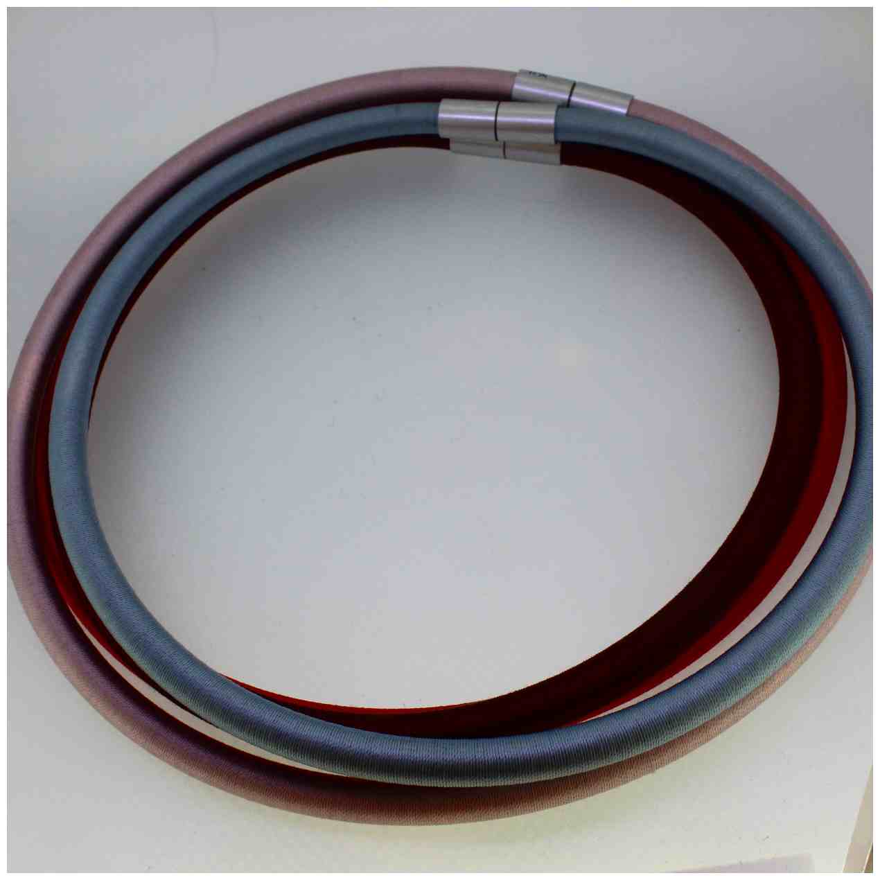 Dieses Collier Seide bringt Eleganz und Farbe in Ihren Look. Die verschiedenen Farben und hochwertige Seidenmaterialien verleihen diesem Schmuckstück einen einzigartigen Charme. Tragen Sie es alleine für einen dezenten Look oder kombinieren Sie es mit anderen Schmuckstücken für einen auffälligen Stil. Dieses Collier ist vielseitig und kann zu jeder Gelegenheit getragen werden. Entdecken Sie Ihre einzigartige Art, es zu tragen.