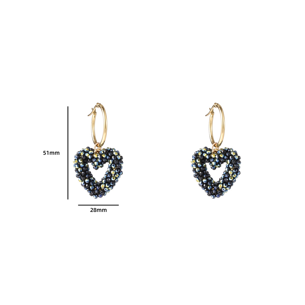 Deze prachtige Day & Eve oorhanger is voorzien van hartvormige hangers in een 14K vergulde afwerking met zwarte accenten. De oorbellen zijn perfect om overdag of 's avonds te dragen en voegen een vleugje elegantie toe aan elke outfit. Combineer ze met een chique jurk voor een avondje uit of draag ze met een casual look voor een speelse touch. Met deze oorhangers steel je gegarandeerd de show!