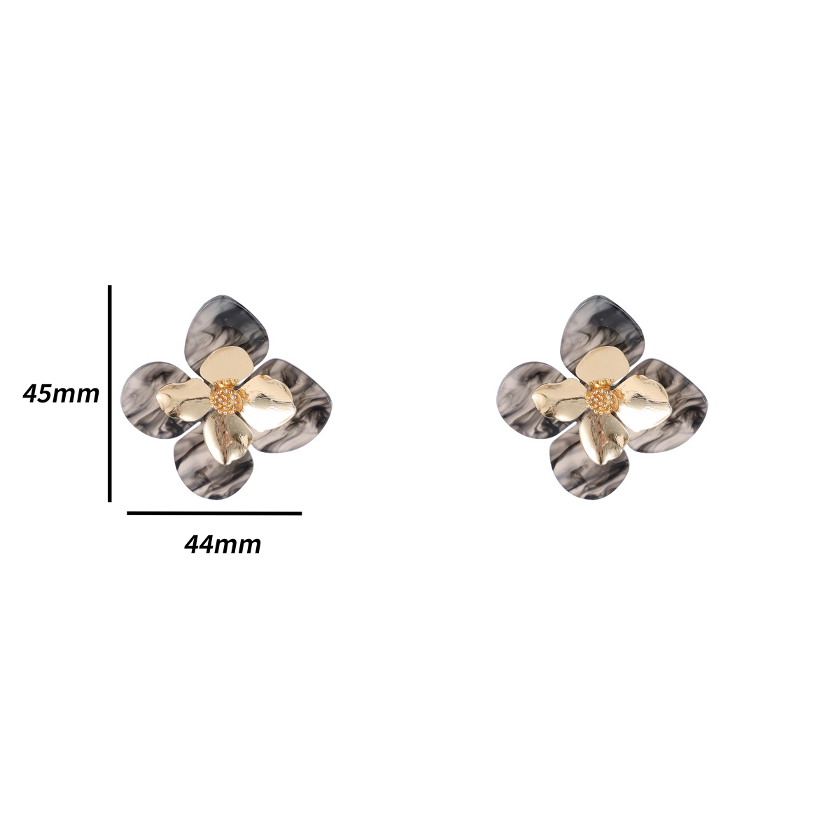 Deze prachtige oorhanger is van sterling zilver met een 14k vergulde afwerking en een grijze bloem. Het is de perfecte accessoire voor zowel overdag als 's avonds. Draag deze oorhangers met een chique jurk voor een avondje uit of met een casual outfit voor een dagelijkse look. De subtiele kleuren passen bij elke stijl en gelegenheid. Maak je look compleet met deze stijlvolle oorsieraden!