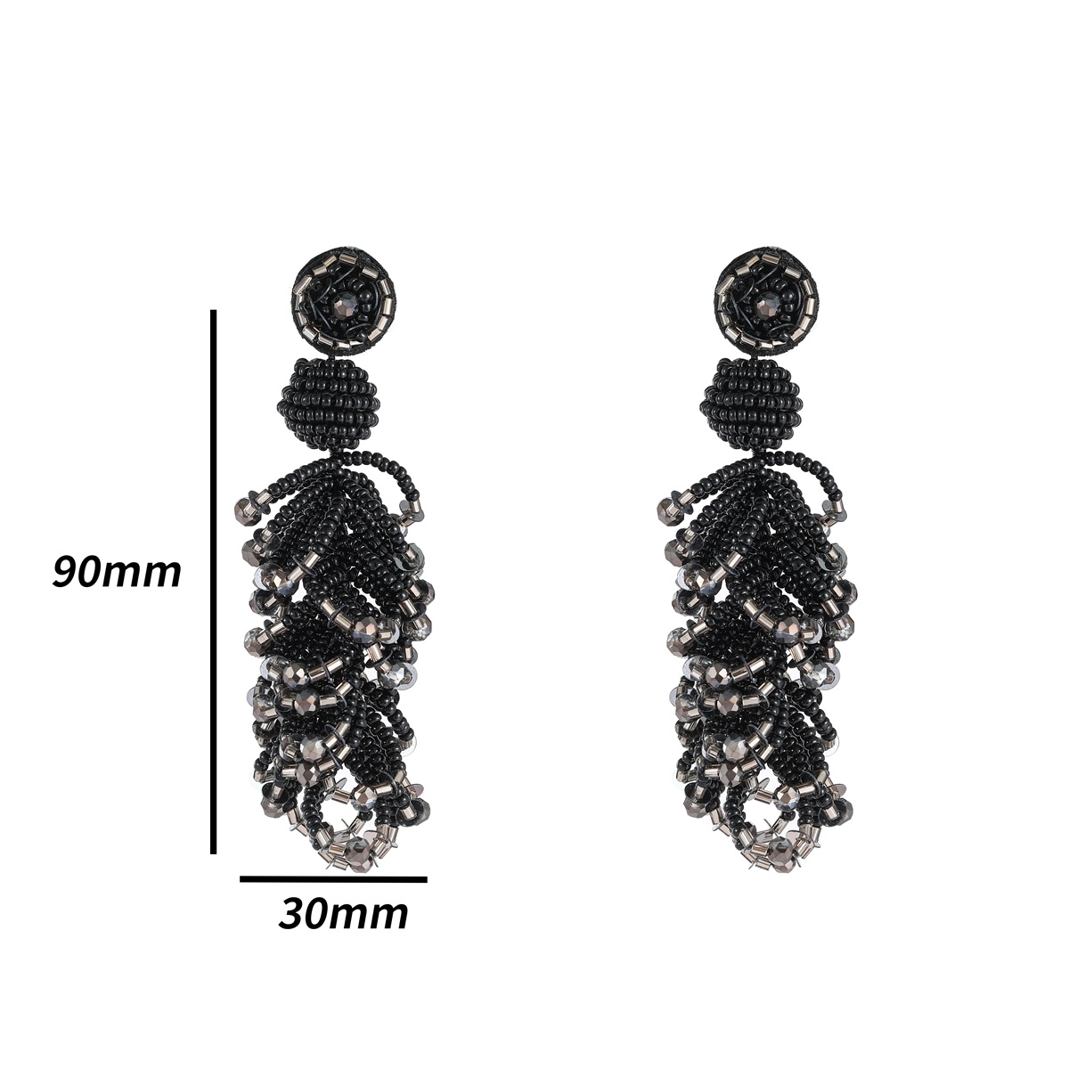 Deze prachtige Day & Eve oorhanger is gemaakt van zwarte kralen en heeft een gedurfde, elegante uitstraling. De oorbellen zijn perfect voor zowel overdag als 's avonds en voegen een vleugje glamour toe aan elke outfit. Draag ze alleen of combineer ze met andere sieraden voor een extra impact. Een must-have accessoire voor elke moderne vrouw!