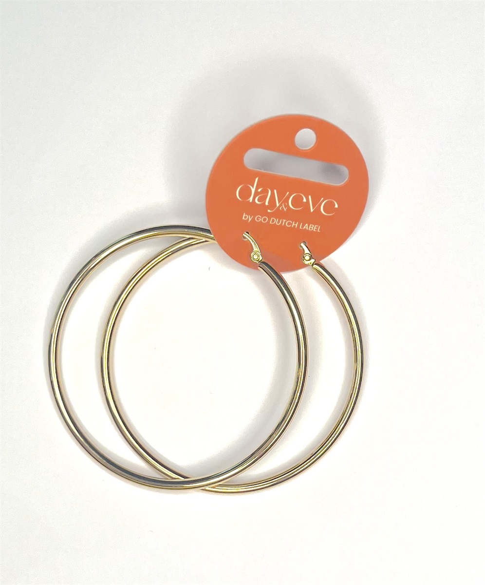 Deze prachtige Day & Eve oorringen zijn verguld met 14 karaat goud en zijn 60x3mm groot. De oorbellen zijn perfect voor zowel overdag als 's avonds en voegen een vleugje glamour toe aan elke outfit. Draag ze alleen voor een subtiele look of combineer ze met andere oorbellen voor een trendy laagjes effect. Deze oorringen zijn een must-have voor elke sieradencollectie!