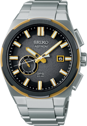 Het SEIKO 3X62 kaliber is het prestigieuze analoge GPS Solar kaliber met high speed time zone adjustment. Dit horloge kan met een eenvoudige druk op de knop overal ter wereld zich instellen op de juiste tijdzone en hiermee de juiste lokale tijd weergeven. Op de wijzerplaat geeft de GPS-signaal indicator aan of het horloge verbinding maakt met het wereldwijde GPS netwerk. Ook laat het horloge zien met hoeveel satellieten het horloge verbinding maakt. Voor het bepalen van de juiste tijdzone is er verbinding nodig met minimaal 4 satellieten. Wanneer de wijzerplaat zonlicht detecteert, maakt het horloge verbinding met het GPS-satellietnetwerk en stelt het zich automatisch in op de juiste tijd. Het horloge kan tot 2x per dag satellietverbinding maken met één satelliet om de tijd te corrigeren. Als het horloge aan het licht wordt onttrokken, onthoudt het de tijd van de laatste succesvolle handmatige verbinding en probeert het later op datzelfde tijdstip opnieuw het GPS-signaal te ontvangen. Hierdoor is het 3X62 GPS Solar horloge extreem accuraat en kent het horloge slechts een afwijking van 1 seconde per 100,000 jaar. Indien nodig kan de lokale tijd ook handmatig worden gewijzigd. De slimme Perpetual Calendar functie zorgt ervoor dat het horloge tot het jaar 2100 altijd de juiste datum aangeeft. Het horloge is voorzien van een in-flight-mode.