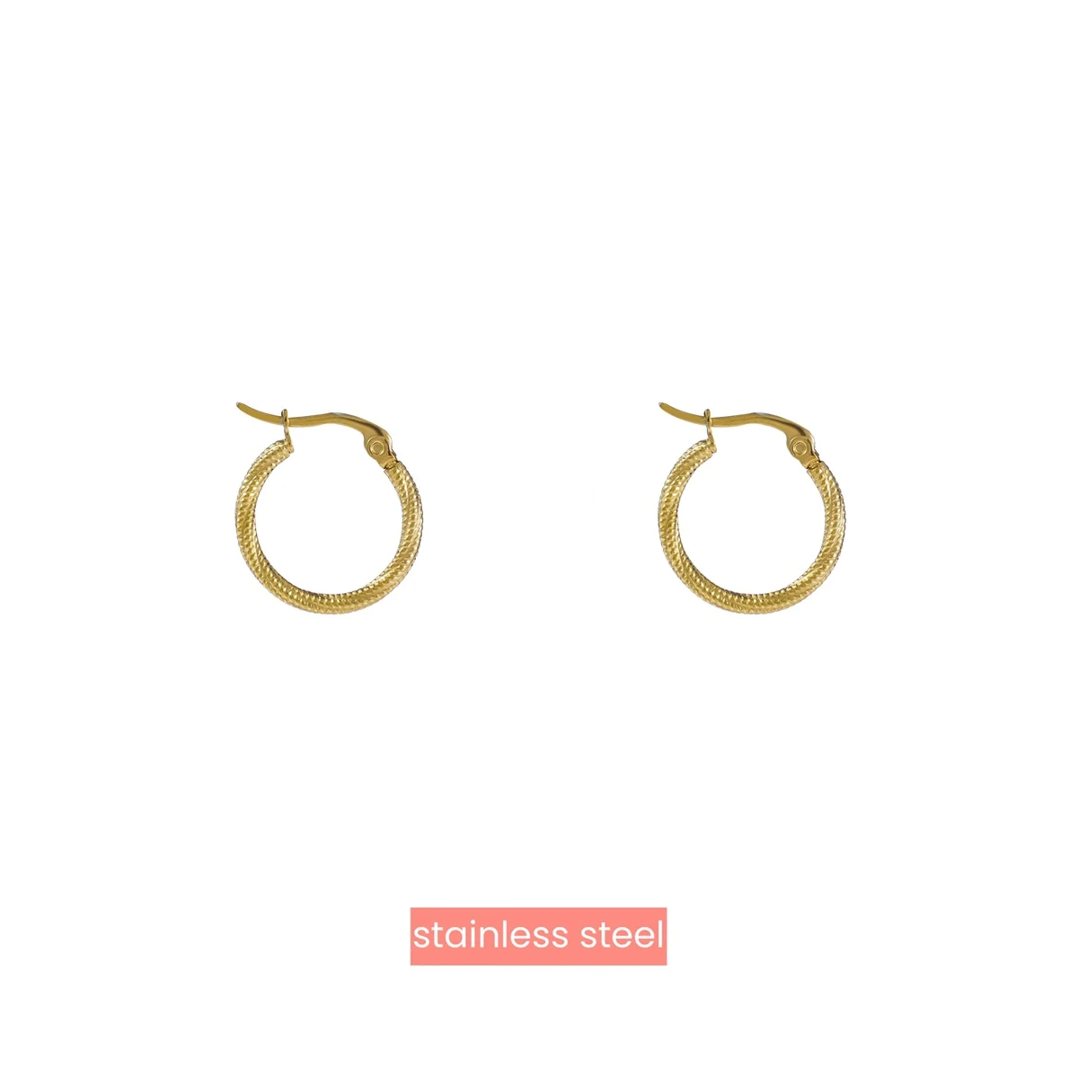 Deze prachtige Day & Eve oorbellen zijn gemaakt van roestvrij staal met een fijne twisted hoop design en zijn verguld met 14K goud. Met een diameter van 20mm zijn ze de perfecte accessoire voor zowel overdag als 's avonds. Draag ze alleen of combineer ze met andere oorbellen voor een trendy look. Deze oorbellen zijn lichtgewicht en comfortabel om te dragen. Perfect voor elke gelegenheid!