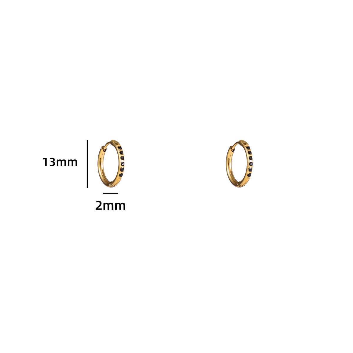 Deze Day & Eve oorbellen zijn gemaakt van roestvrij staal en zijn voorzien van een sprankelende 14K vergulde + zwarte afwerking. De oorbellen hebben een diameter van 15 mm en zijn perfect voor dagelijks gebruik of een avondje uit. Draag ze solo voor een subtiele touch of combineer ze met andere oorbellen voor een trendy look. Met deze Sparkle Hoop oorbellen ben je altijd stijlvol gekleed.